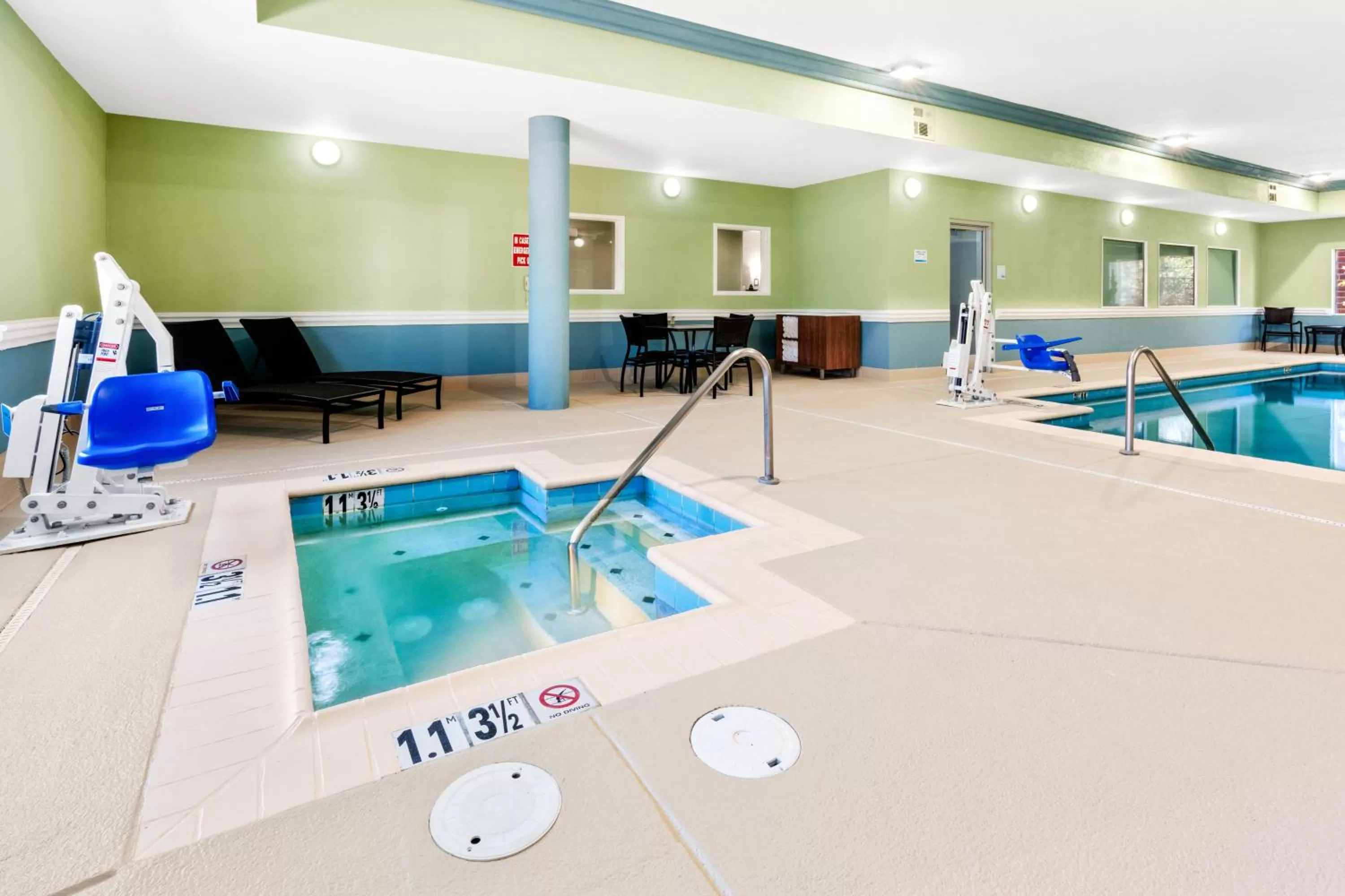 Swimming pool in Holiday Inn Express & Suites Klamath Falls Central by IHG