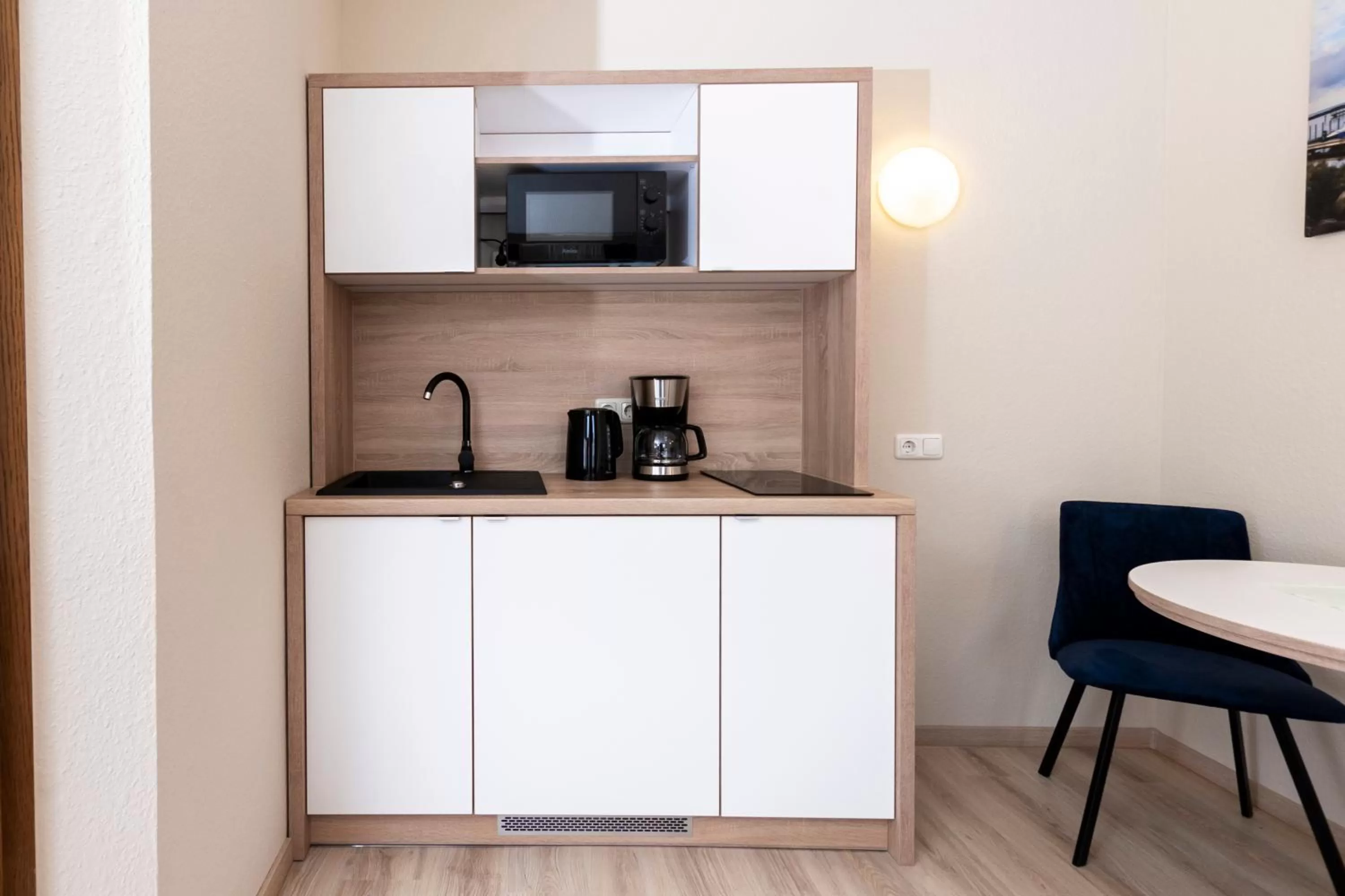 Coffee/tea facilities, Kitchen/Kitchenette in Aparthotel Stralsund Studios und Apartments