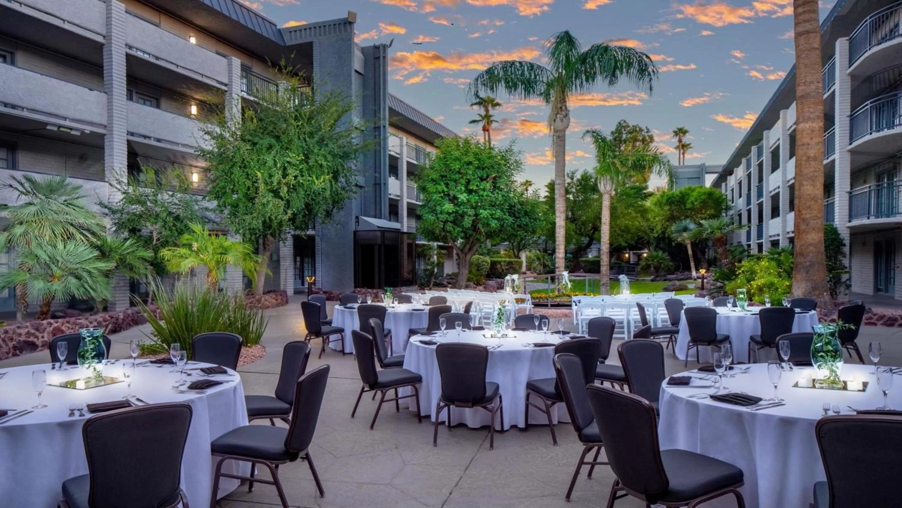 Restaurant/places to eat in Holiday Inn and Suites Phoenix Airport North by IHG