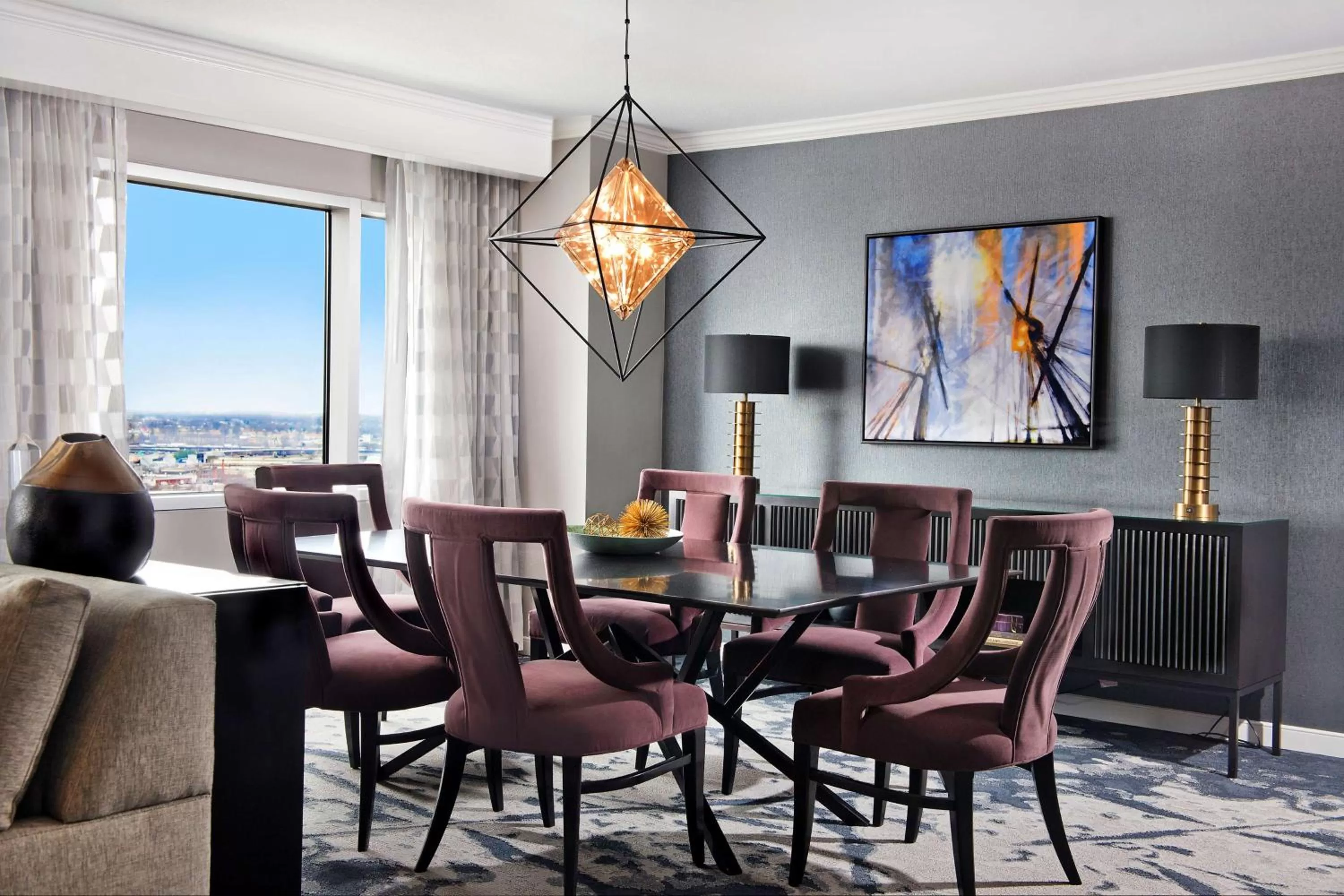 Living room in Hilton Baltimore Inner Harbor