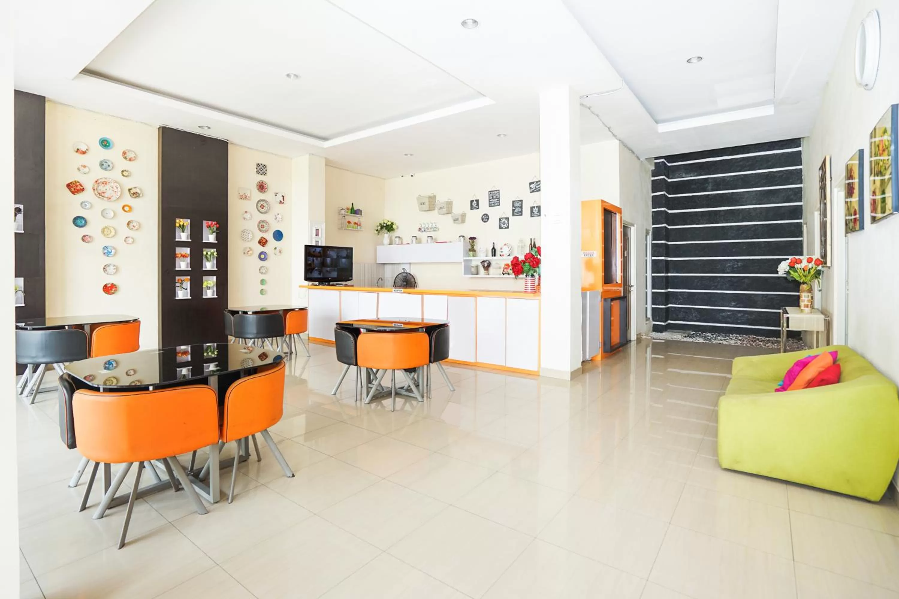 Lobby or reception in Pratisarawirya Guesthouse by ecommerceloka