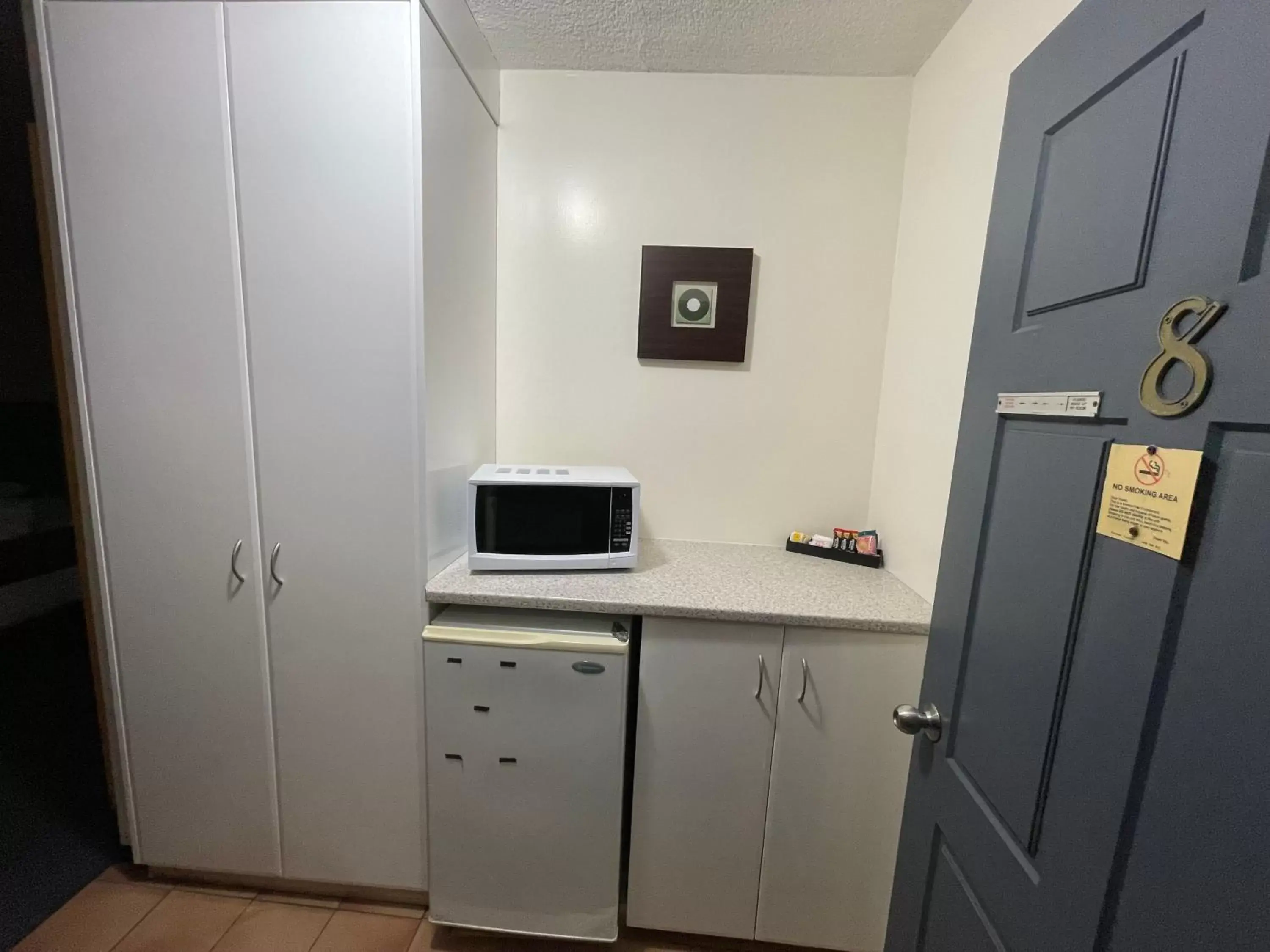 Deluxe King Room in Lakeview Motor Inn Deluxe King Room in Lakeview Motor Inn