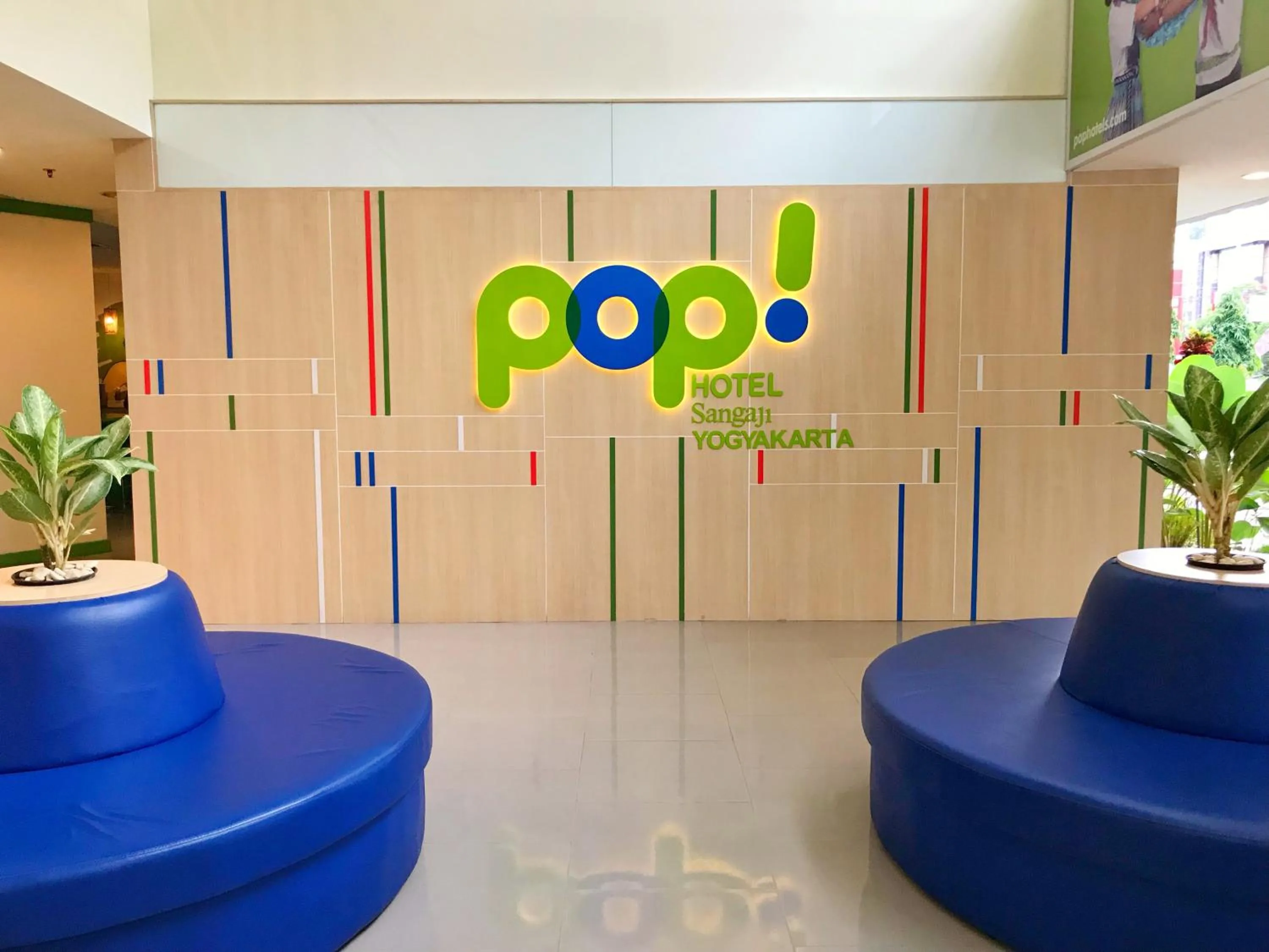 Lobby or reception in POP! Hotel Sangaji Yogyakarta