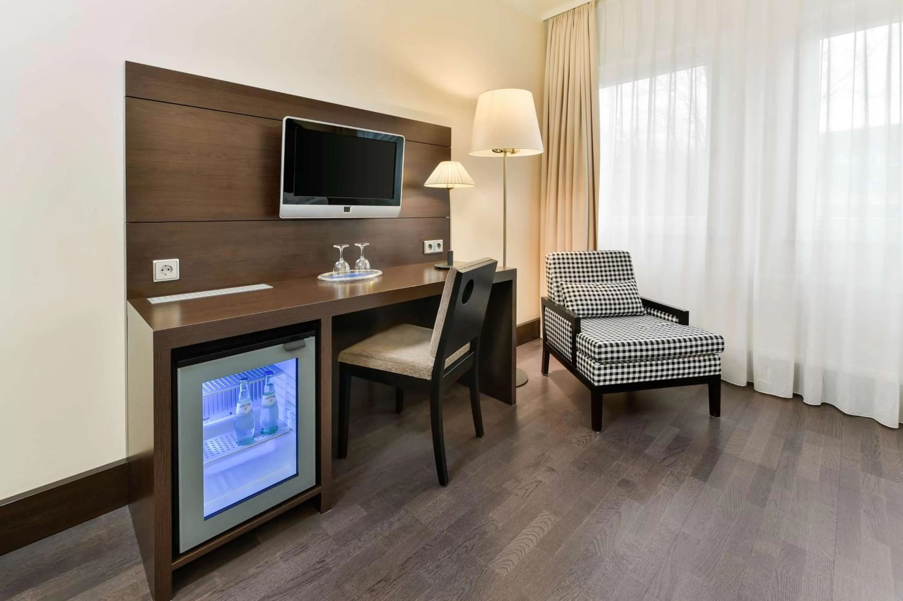 Photo of the whole room, TV/Entertainment Center in NH München City Süd