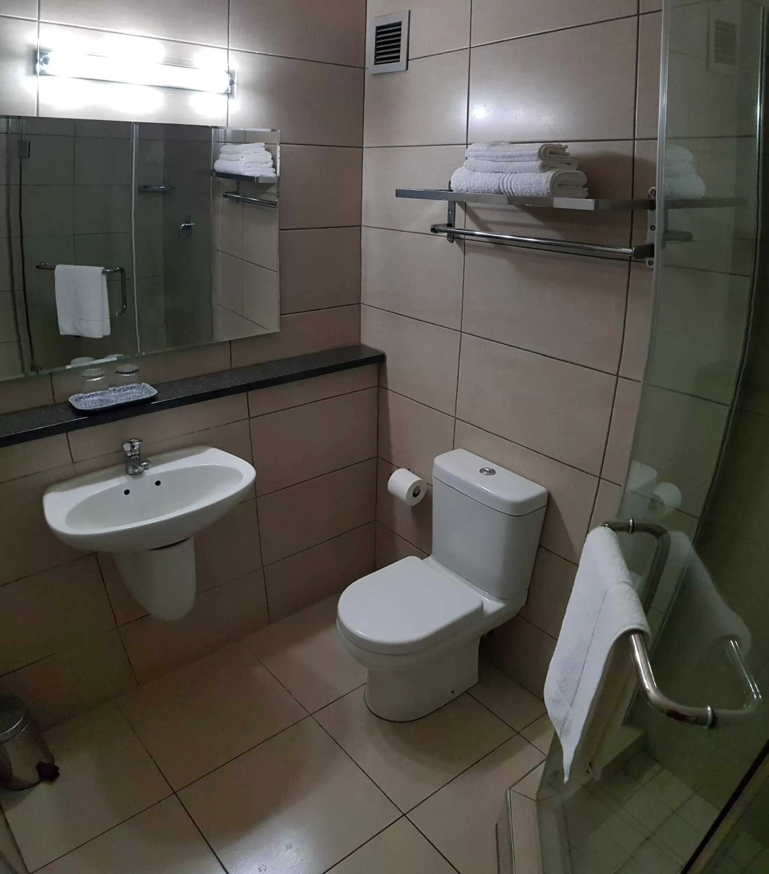 Bathroom in African Sky Ermelo Inn