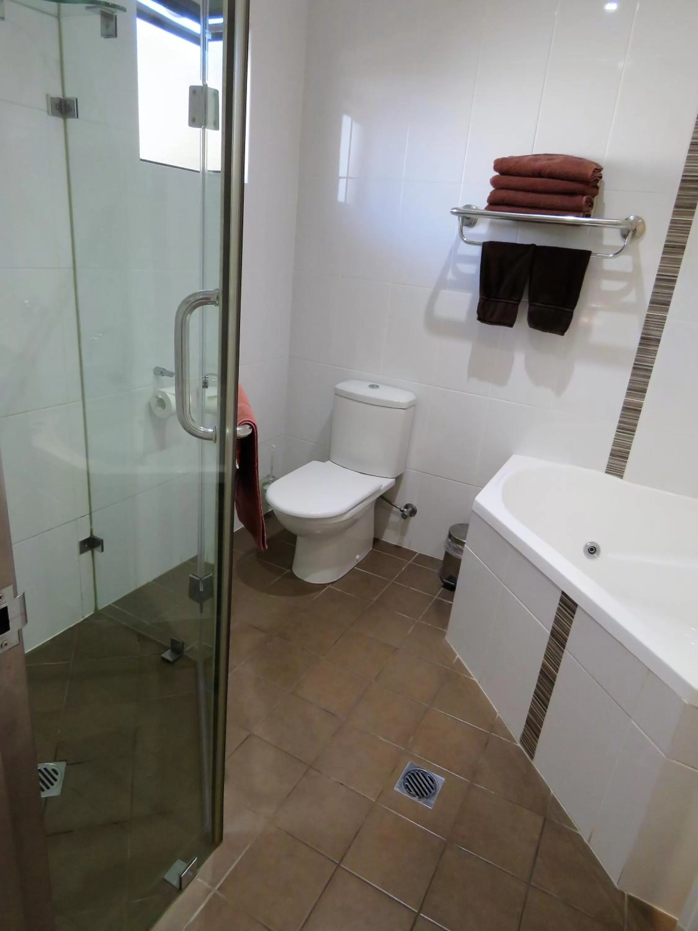 Bathroom in Emerald Gardens Motel & Apartments