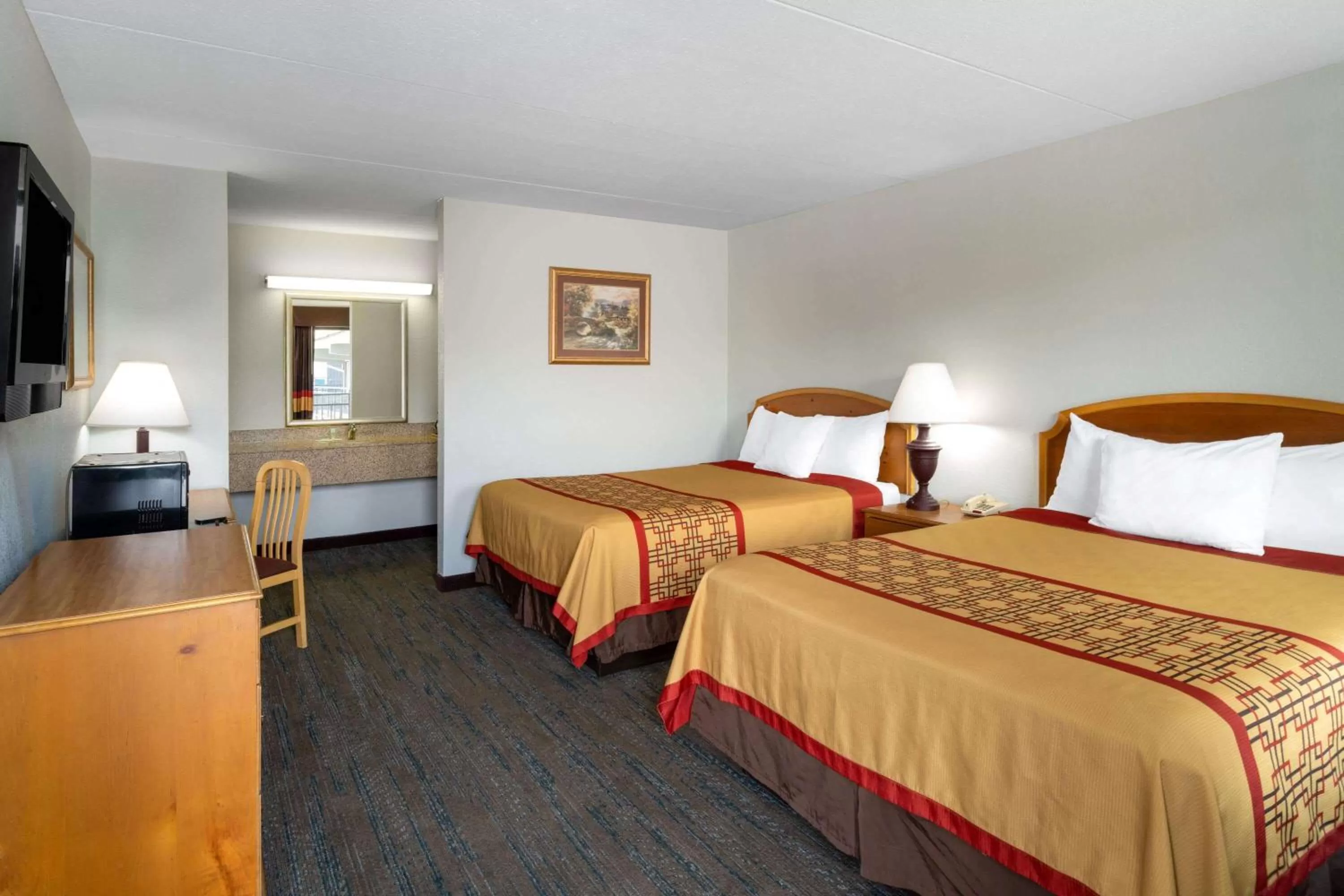 Photo of the whole room, Bed in Pigeon Forge Parkway Inn