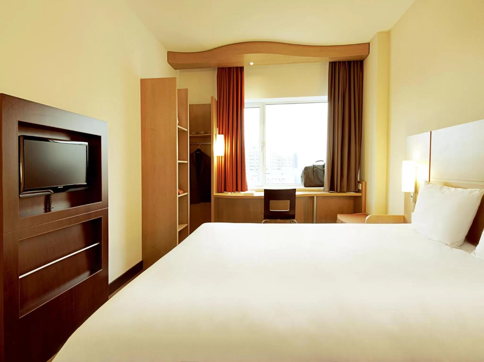 Photo of the whole room, Bed in Hotel ibis Lisboa Jose Malhoa