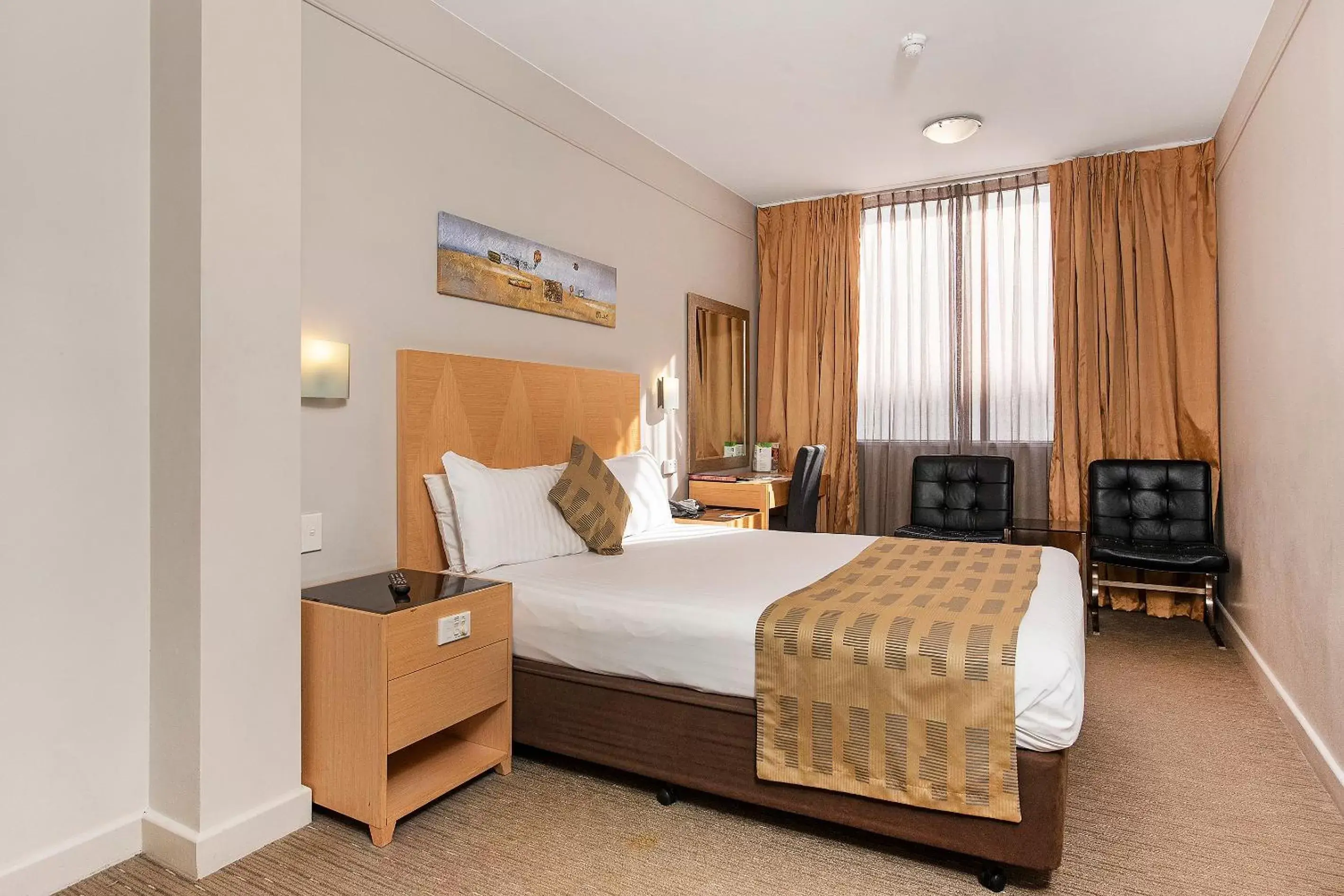 Standard Queen Room in Quality Hotel Ambassador Perth Standard Queen Room in Quality Hotel Ambassador Perth