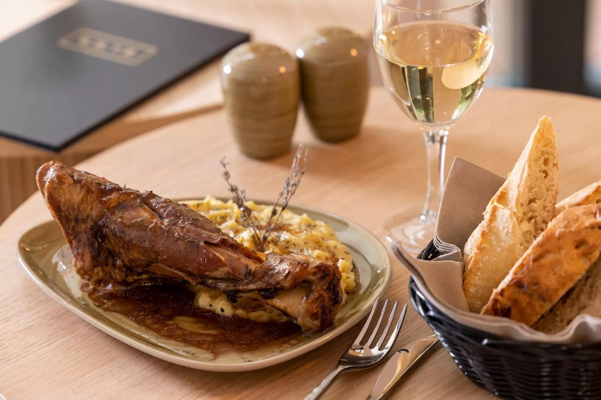 Restaurant/places to eat in Hôtel Esté