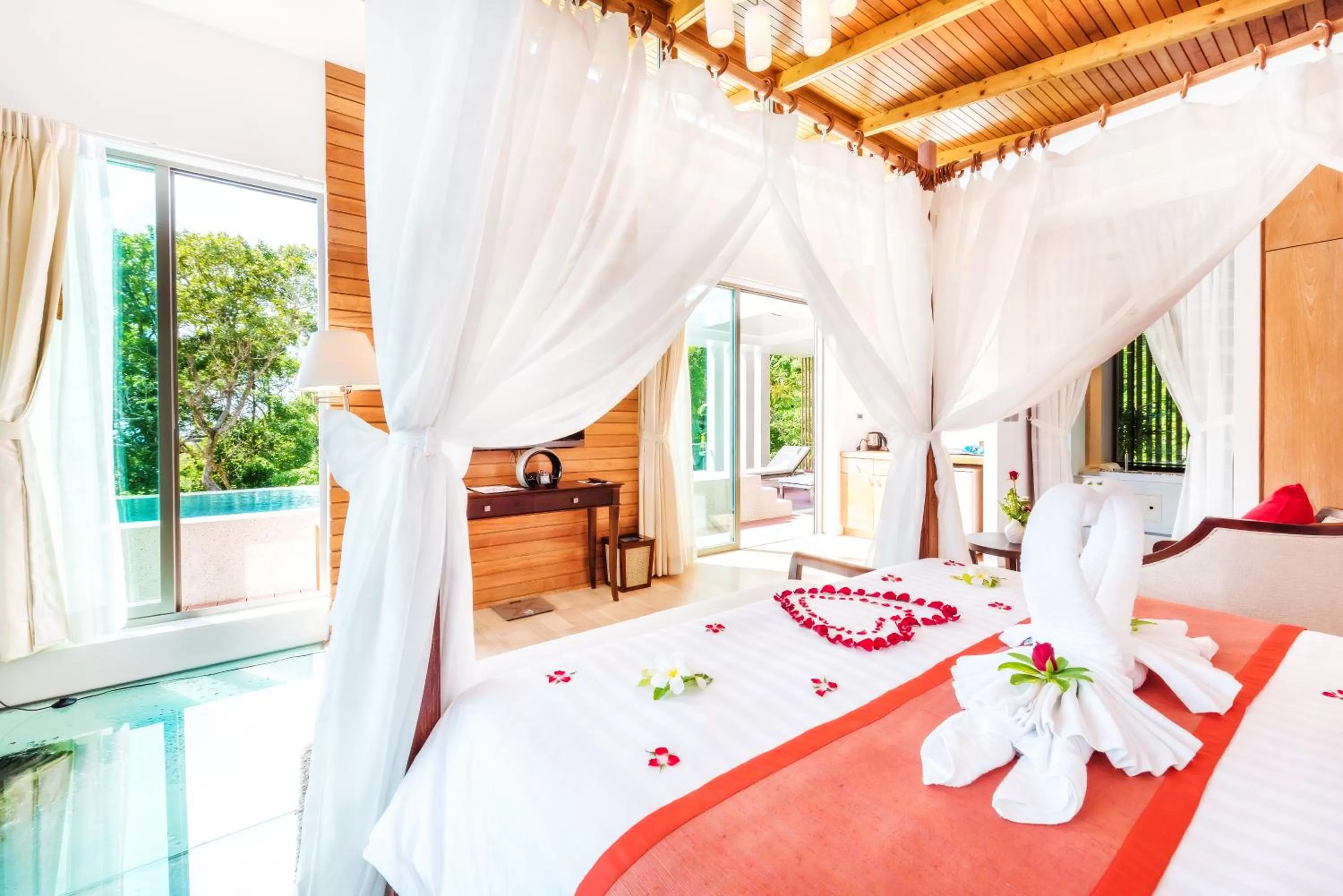 Bedroom, Bed in Wyndham Sea Pearl Resort, Phuket