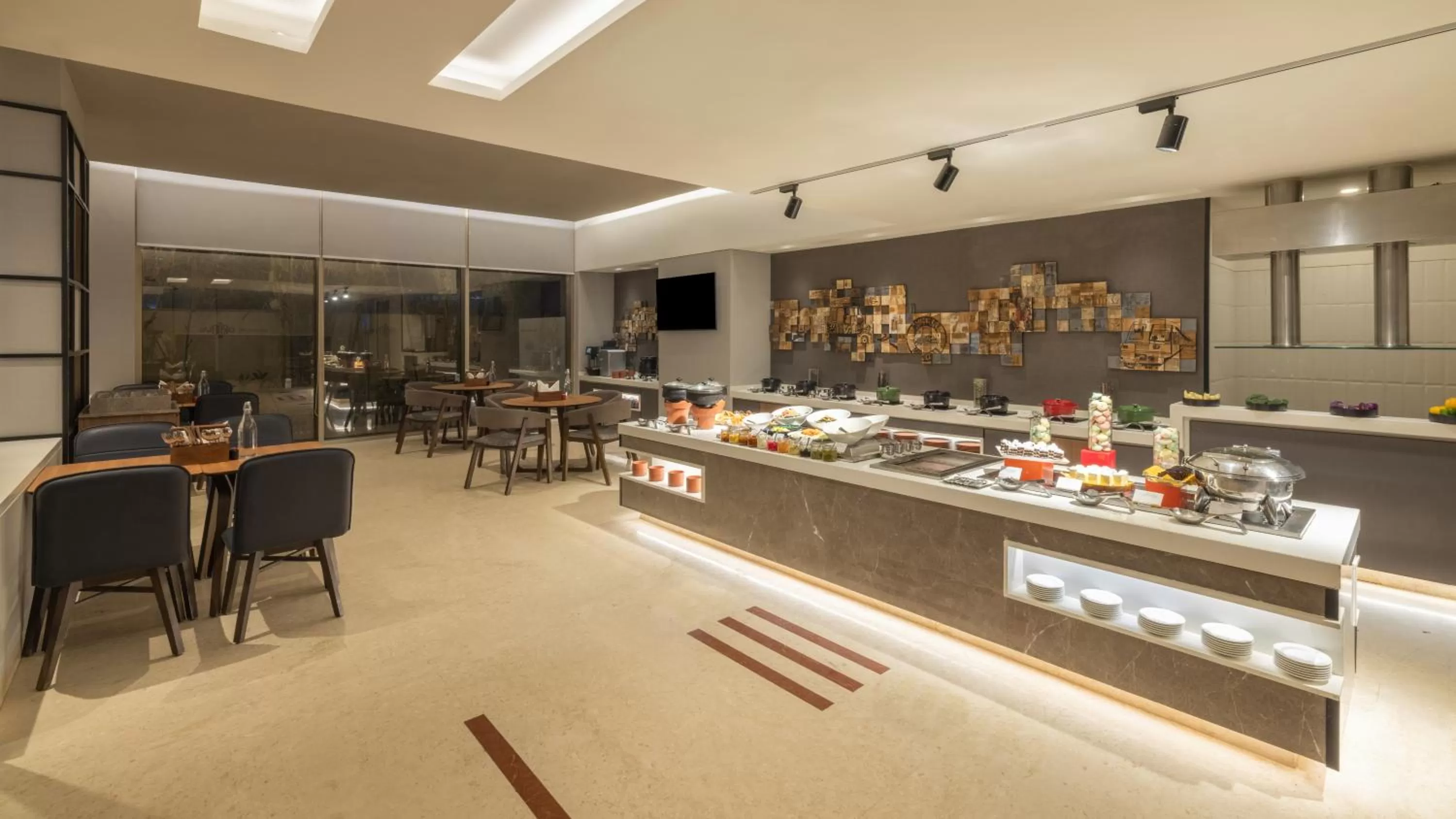 Restaurant/places to eat in ibis Mumbai Airport - An Accor Brand