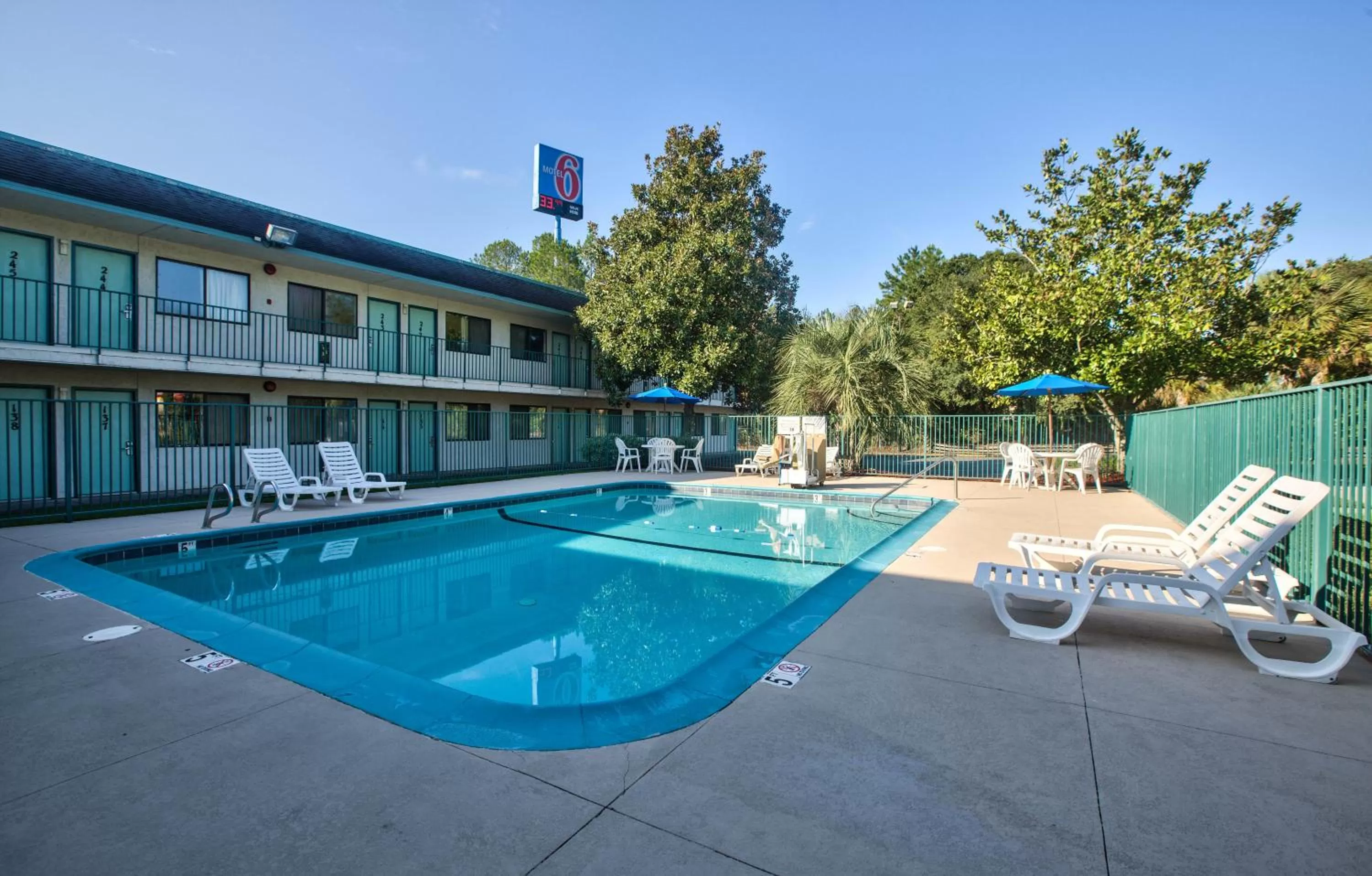 Swimming pool in Motel 6-Valdosta, GA - University