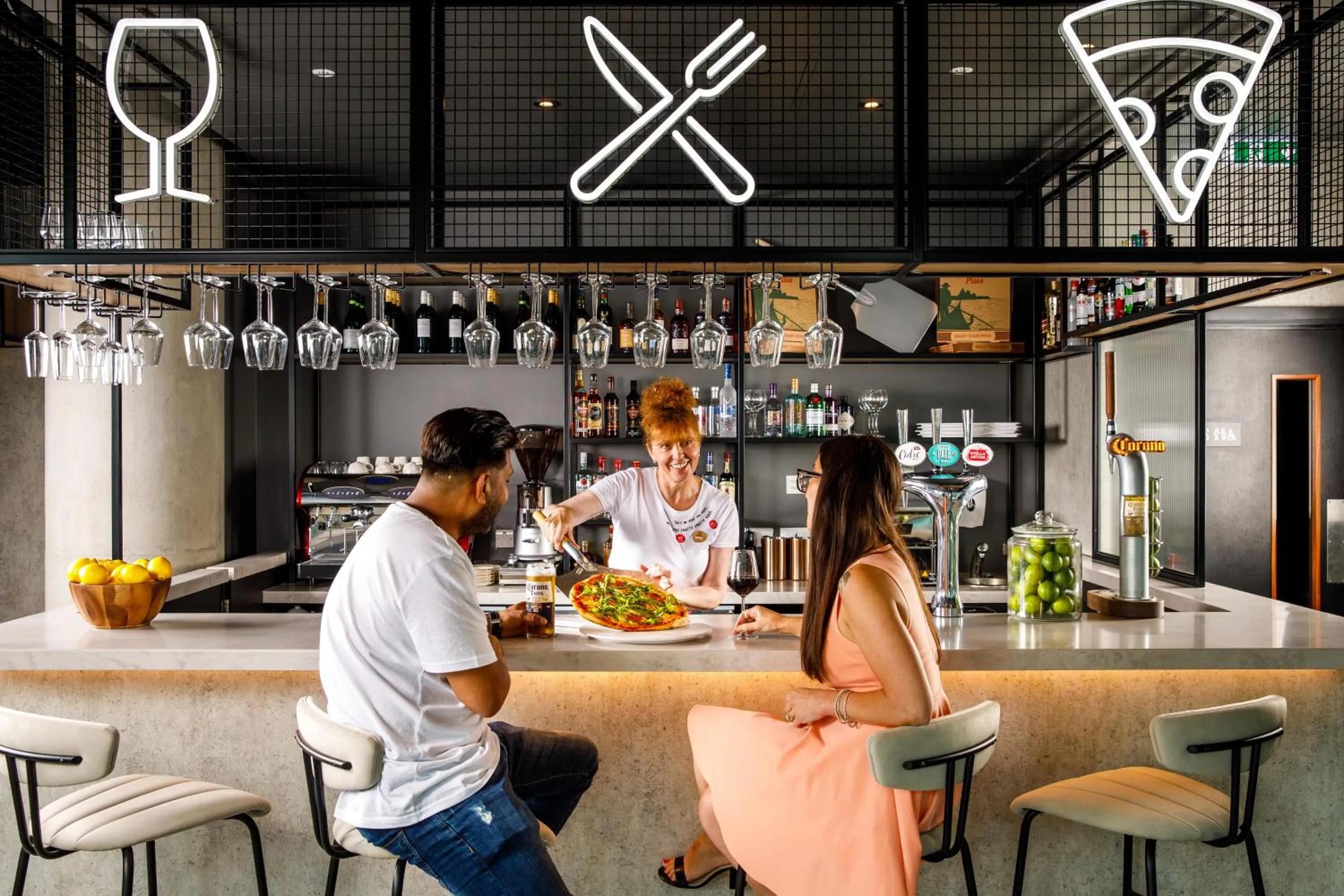 Restaurant/places to eat in Aparthotel Adagio London Sutton Point