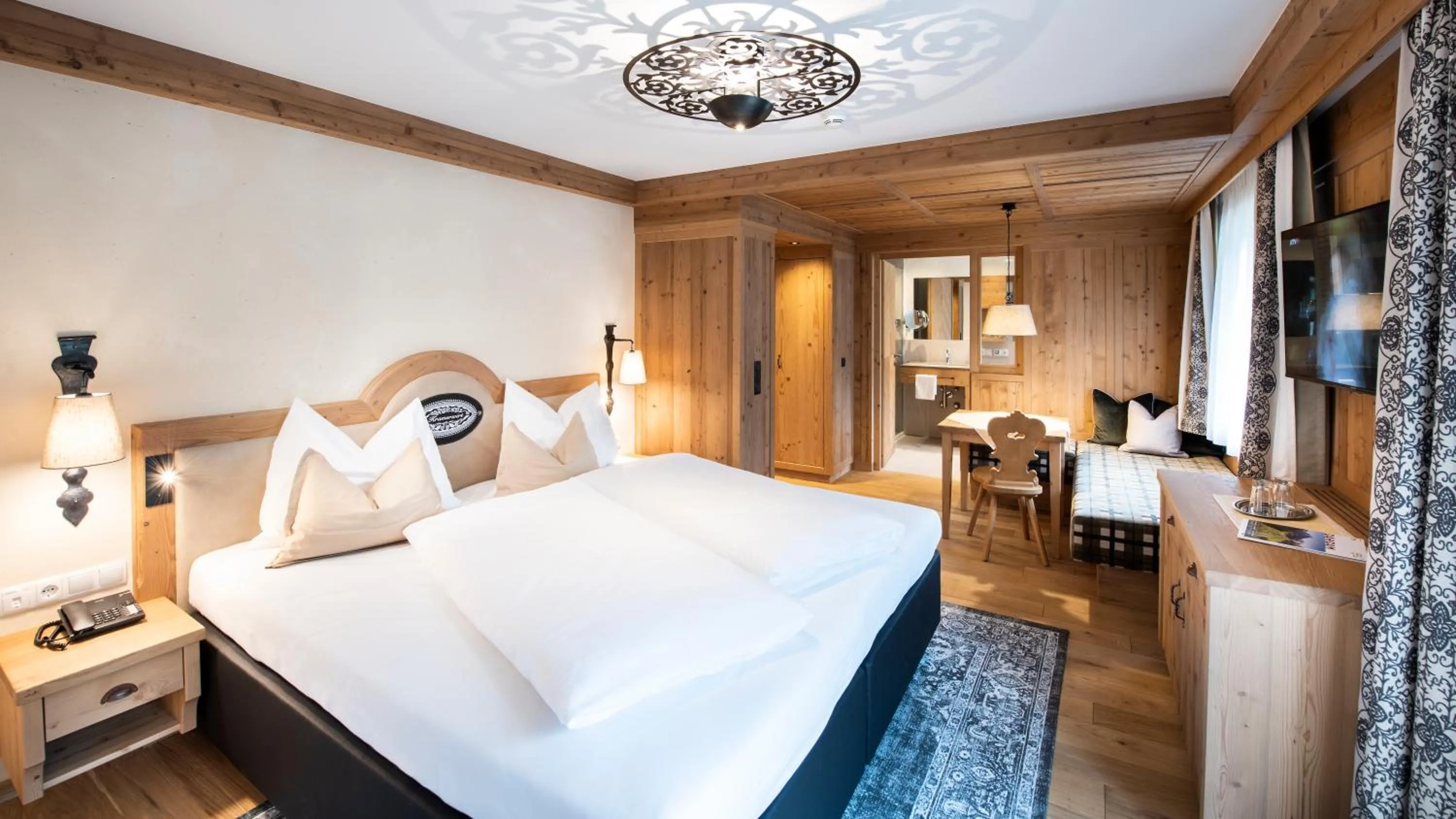 TV and multimedia, Bed in Alpenhotel Kramerwirt