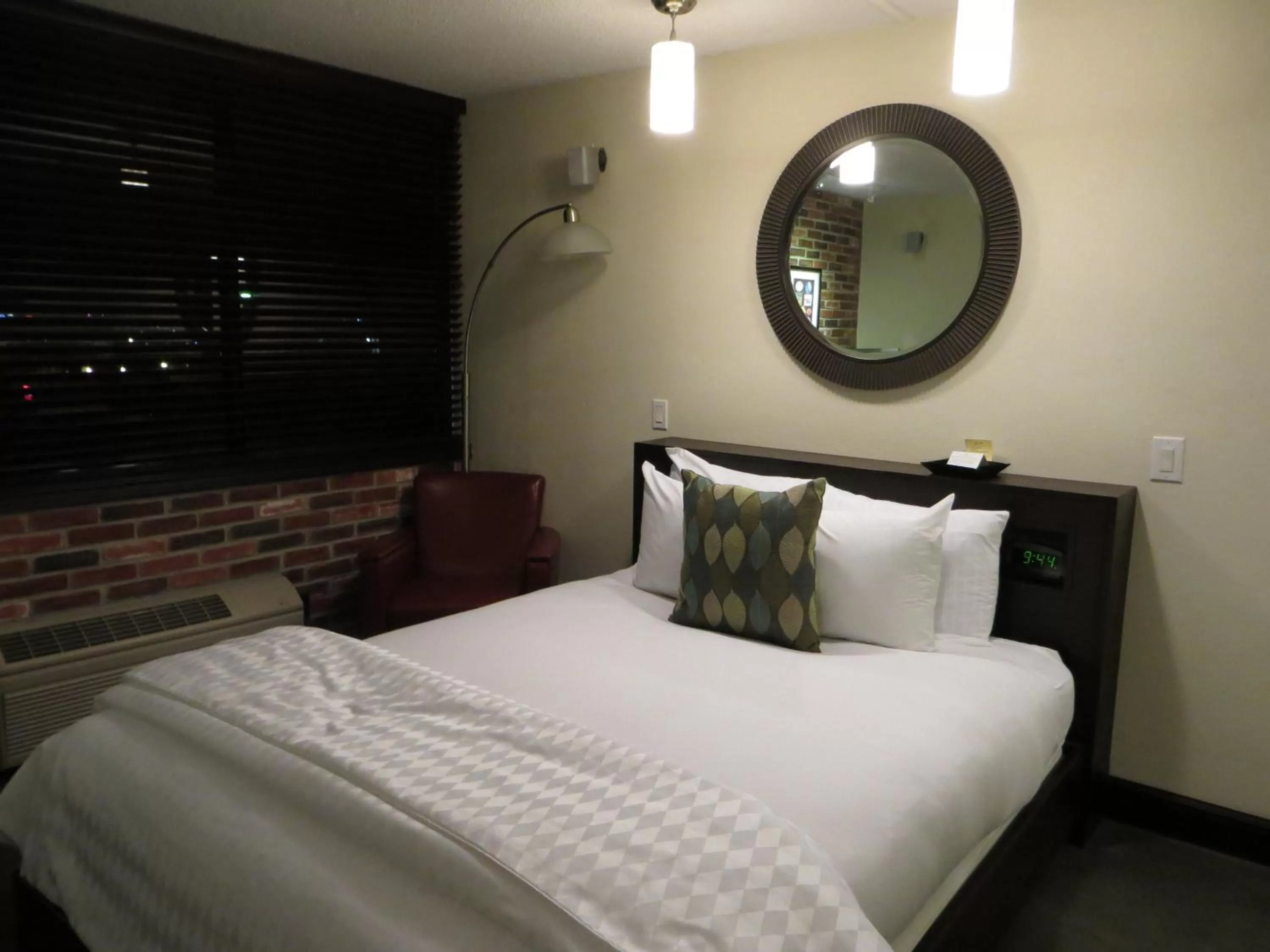 Bed in Mark Twain Hotel