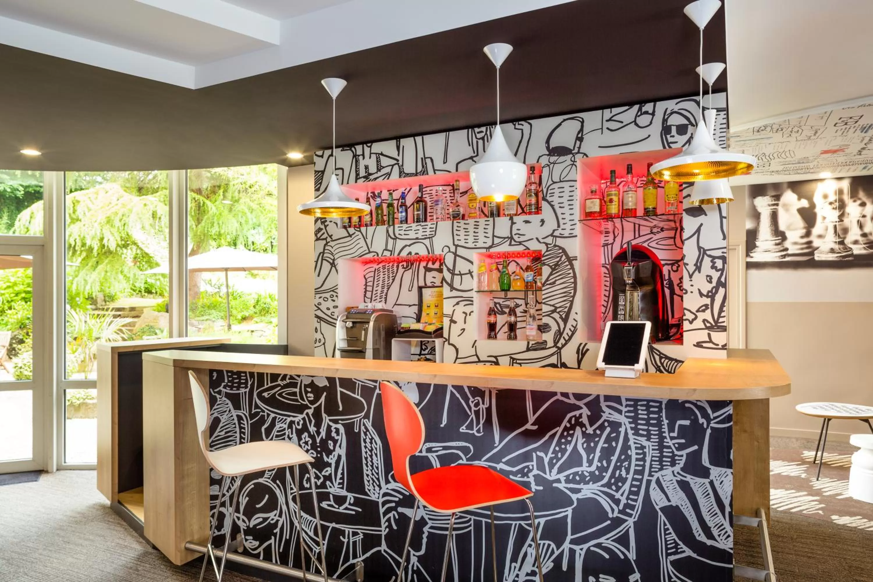 Lounge or bar in ibis Lannion