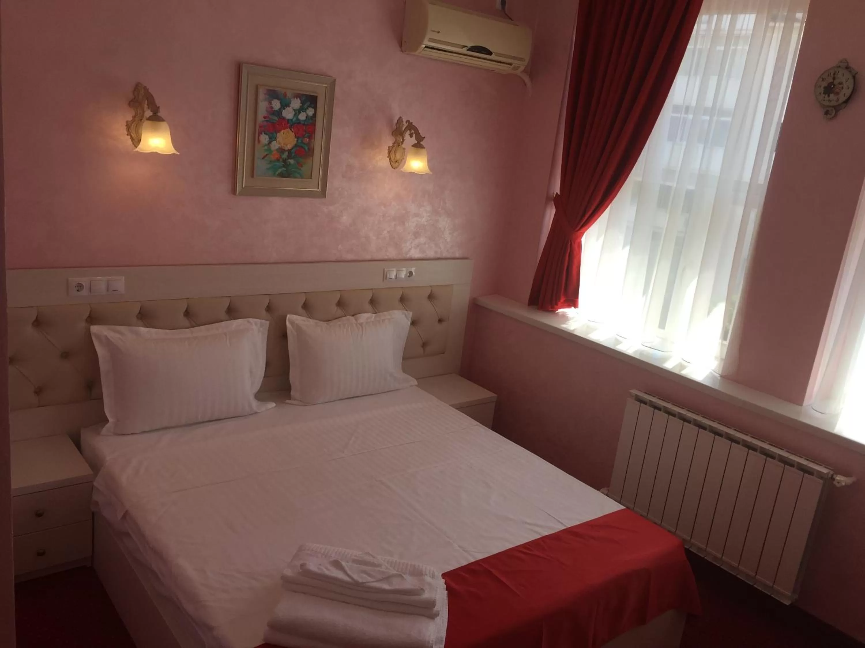 Photo of the whole room, Bed in Hamlet Hotel