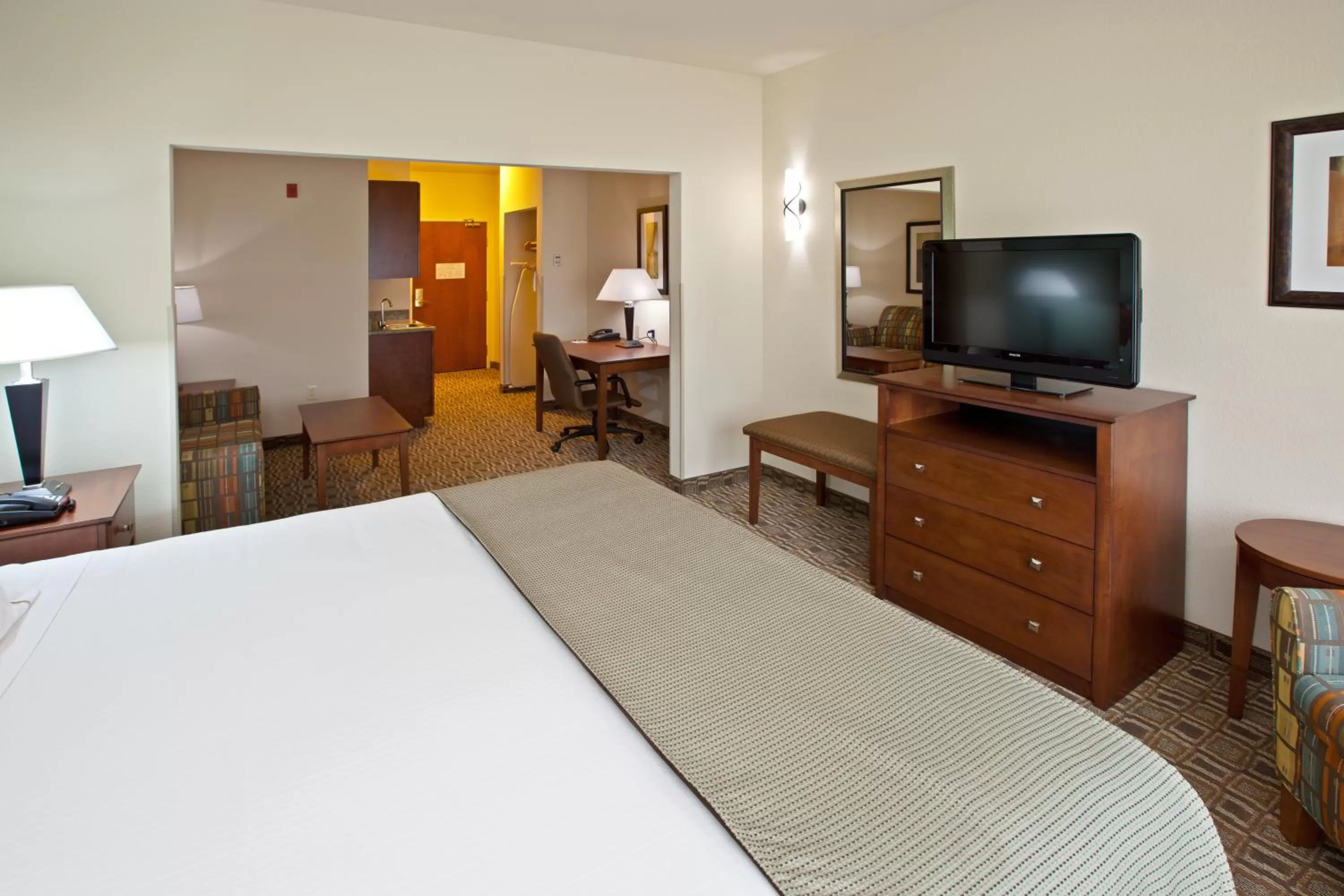 Photo of the whole room, Bed in Holiday Inn Express & Suites Ripley, an IHG Hotel