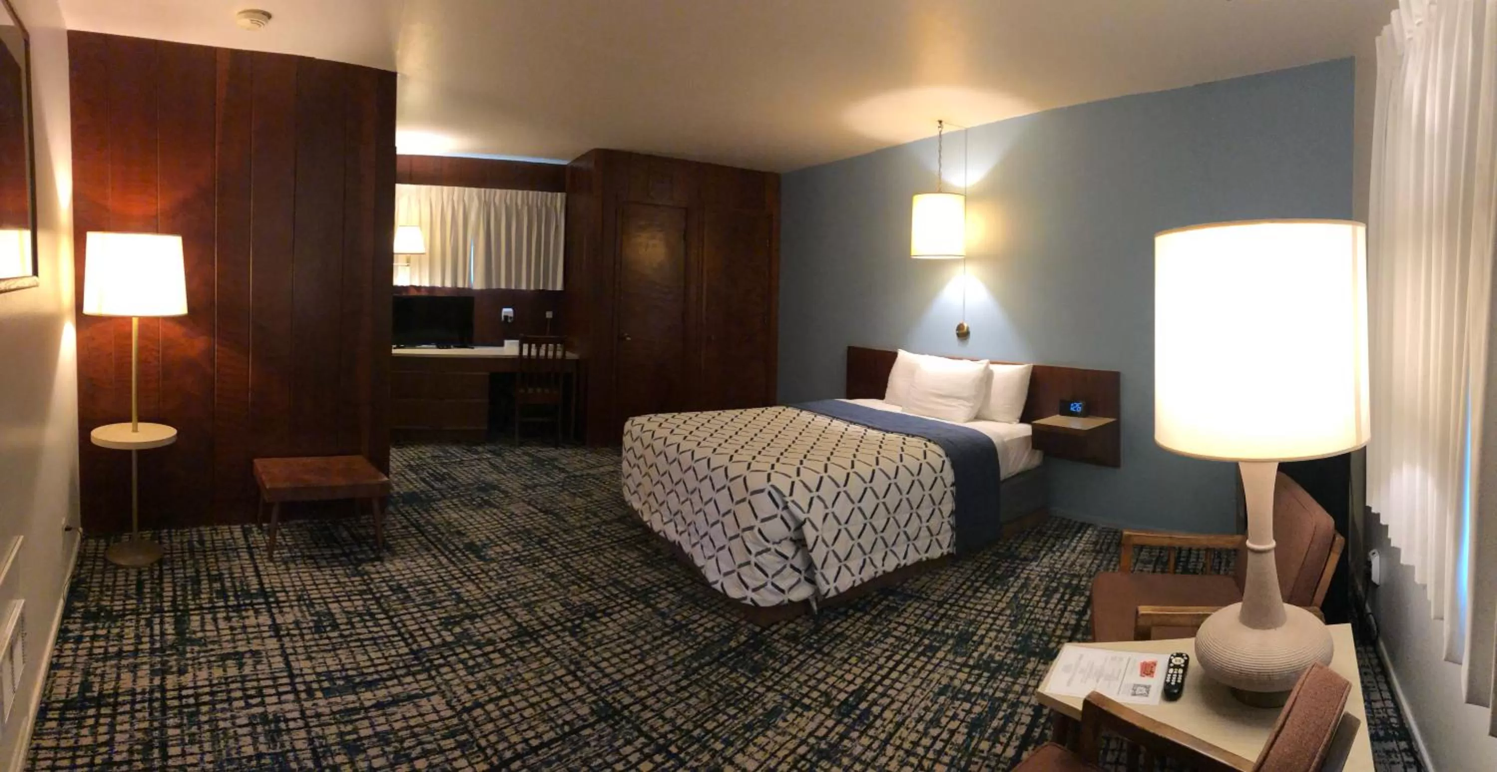 Bed in Curly Redwood Lodge