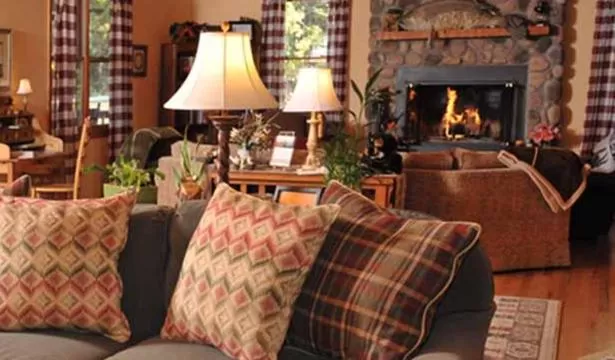 Communal lounge/ TV room in Berry Springs Lodge