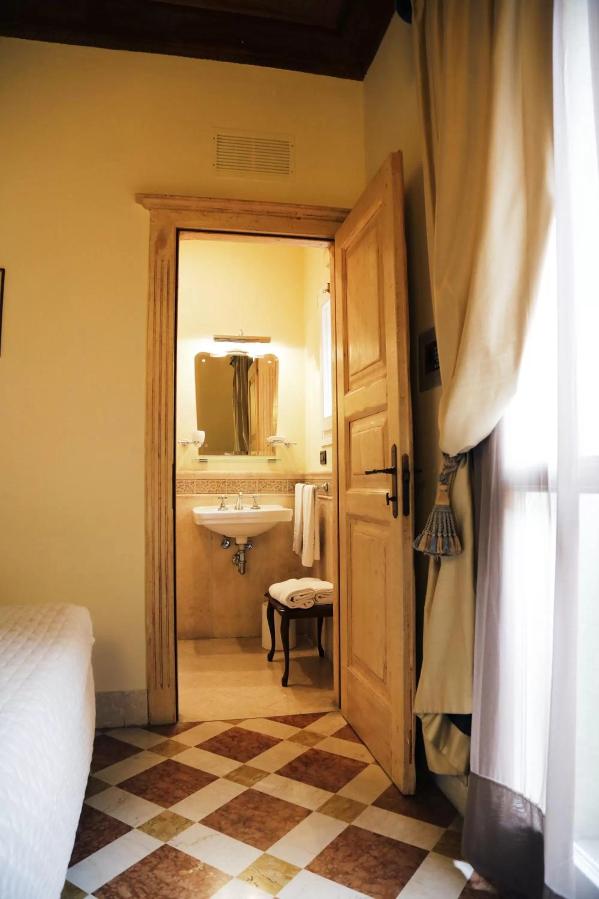 children, Bed in Albergo delle Drapperie