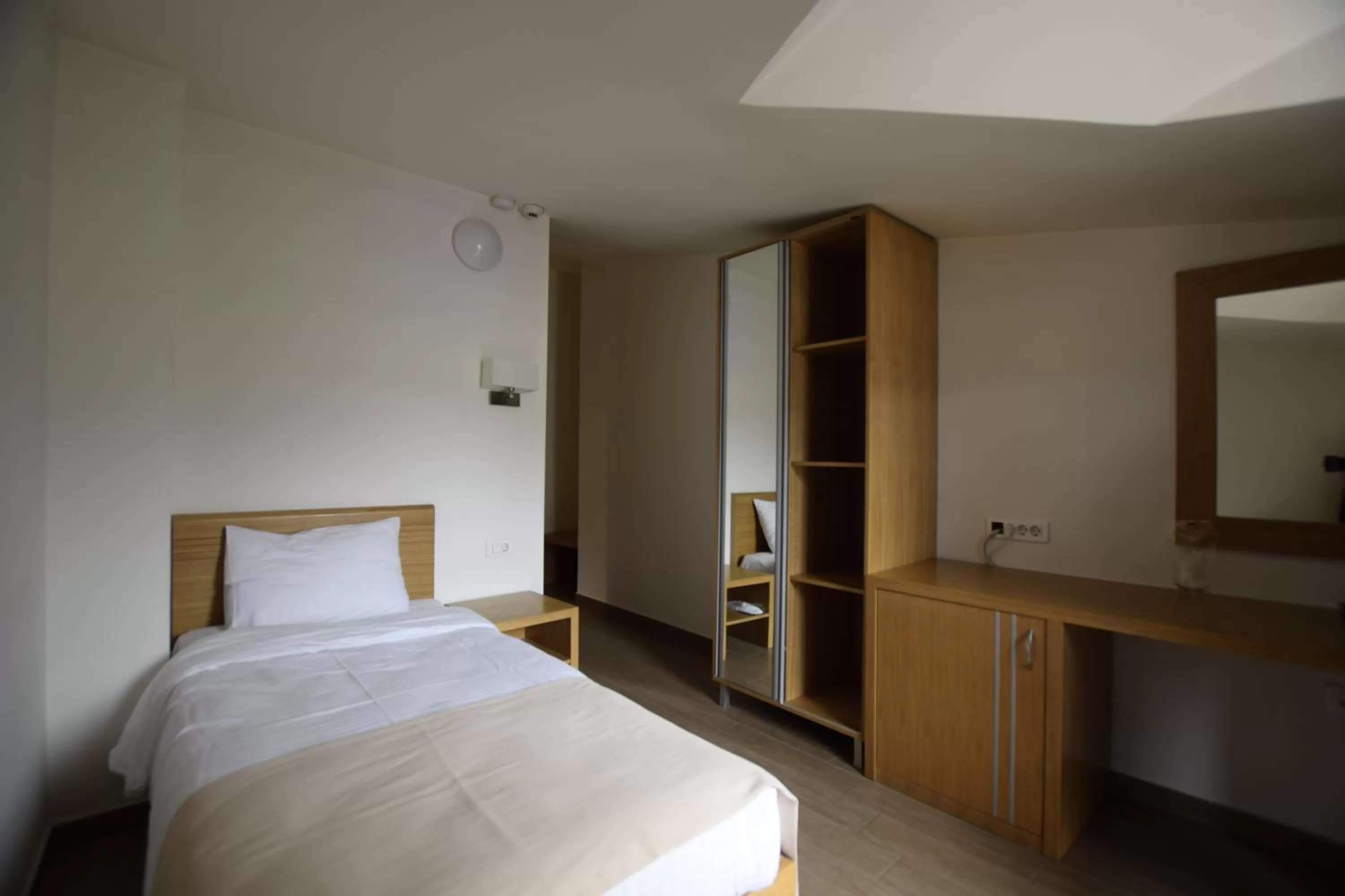 TV and multimedia, Bed in Hotel Lirak