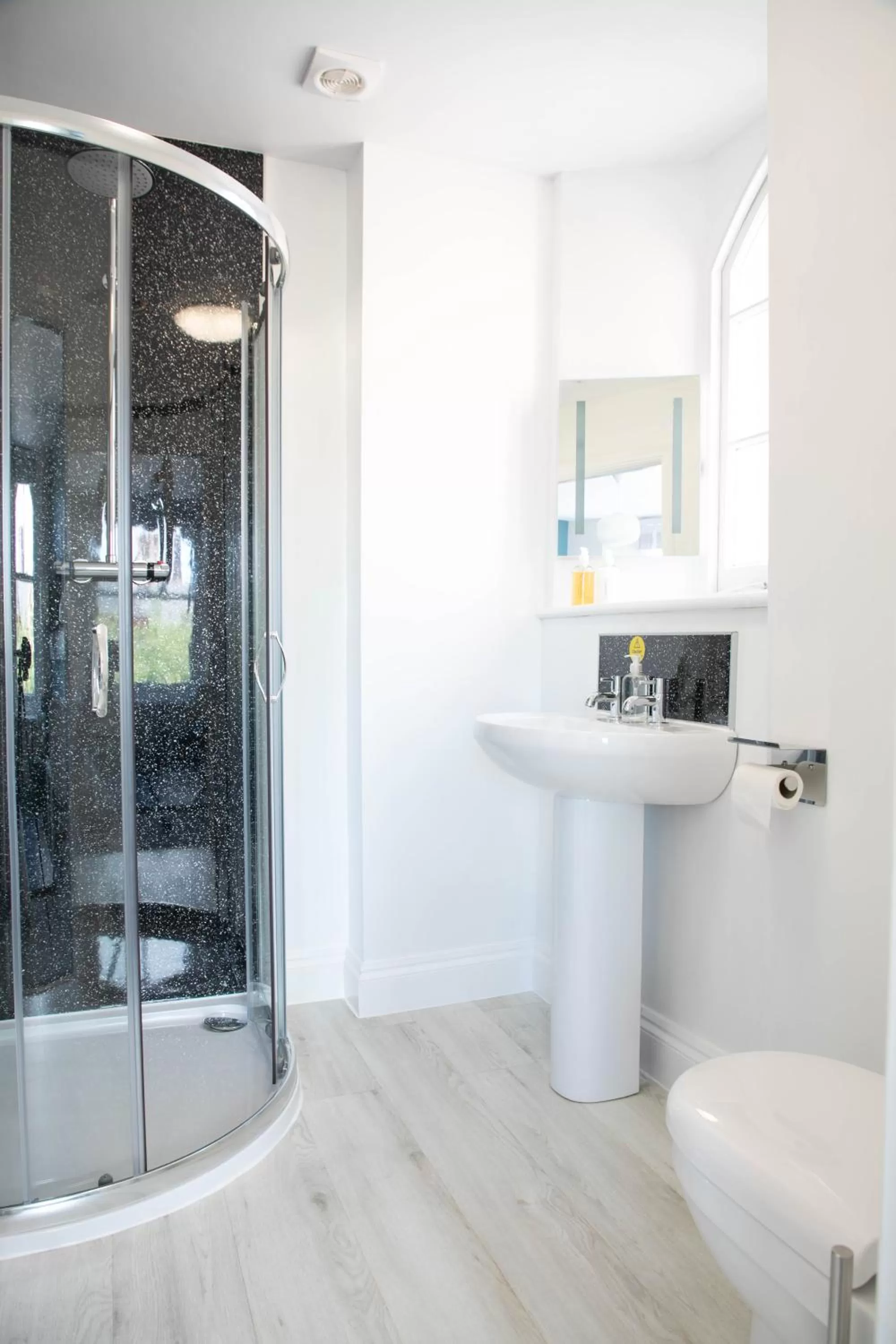 Bathroom in Park View R & R - Adult Only - Self-Catering - Free Parking - EV Point