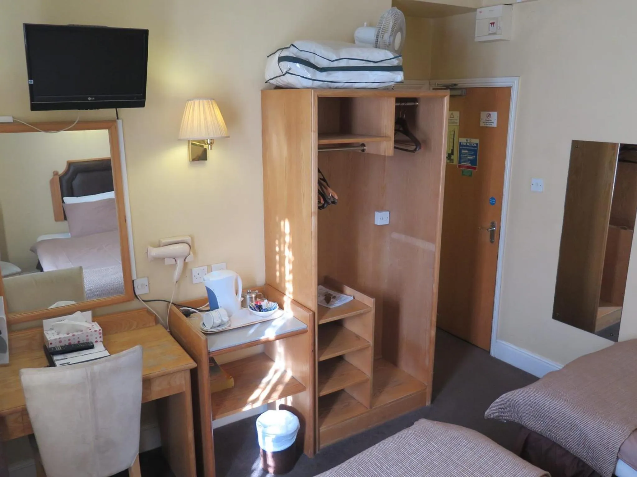 Bedroom, Bed in Cardiff Sandringham Hotel