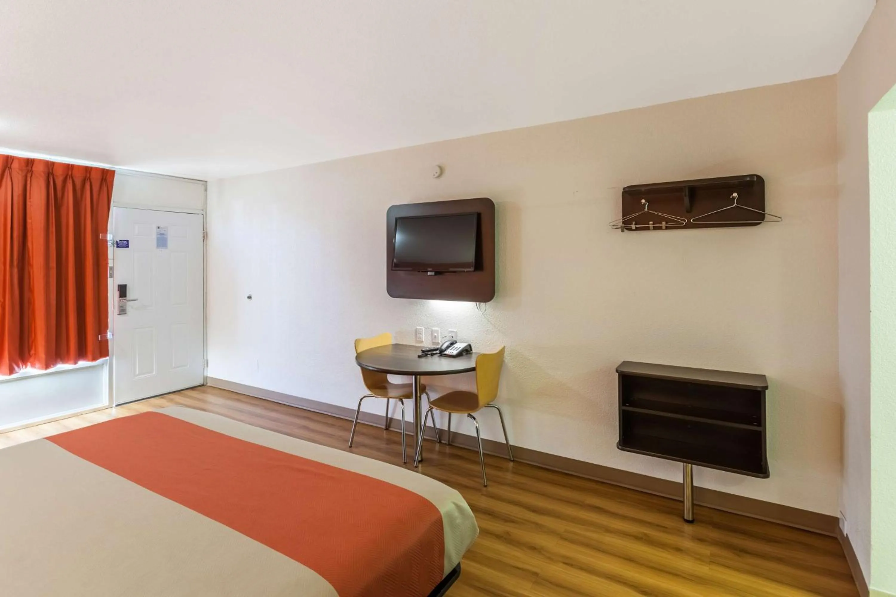 TV and multimedia, Bed in Motel 6 Fort Worth, Tx - Stockyards