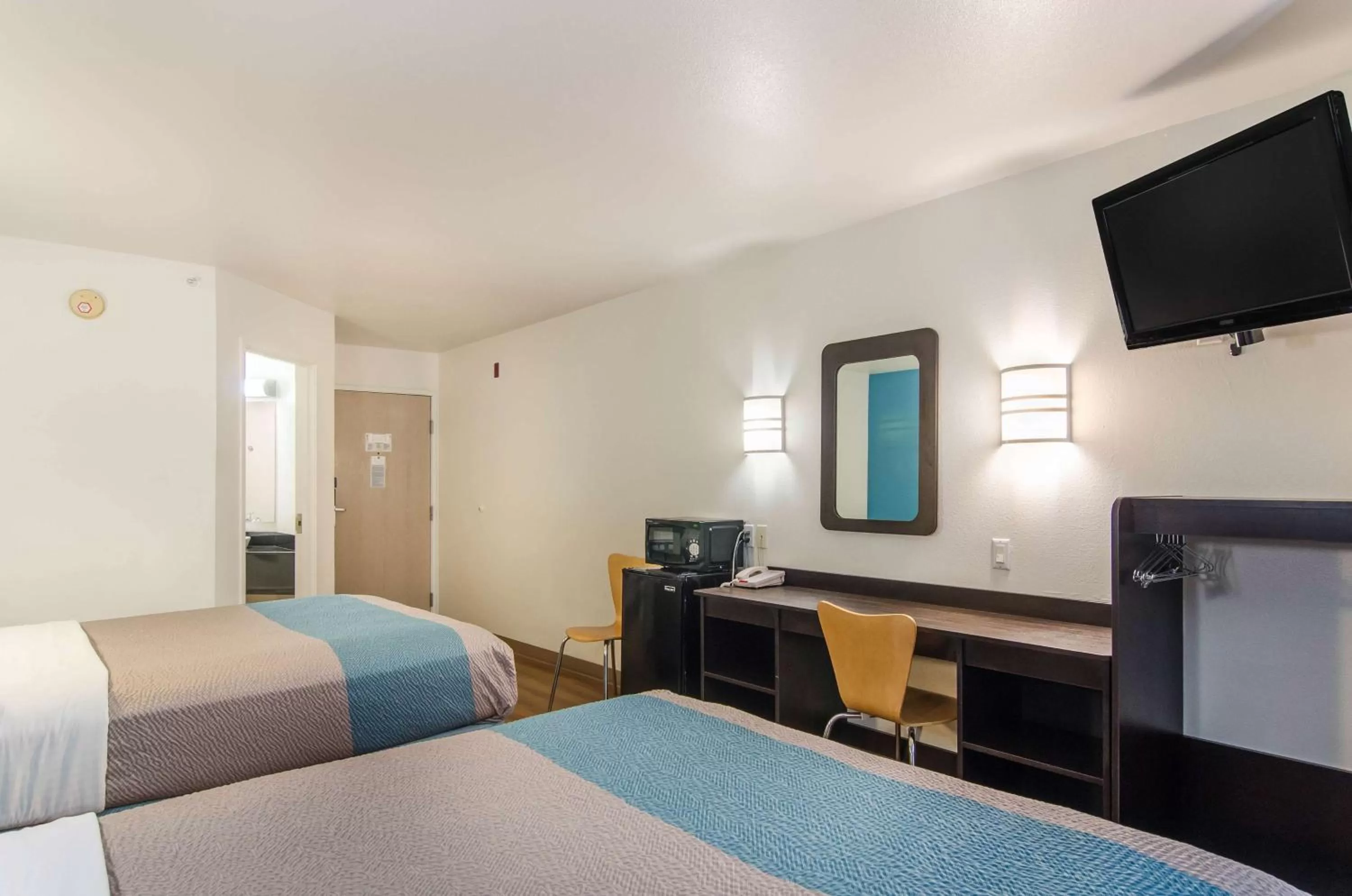 TV and multimedia, Bed in Motel 6-Wheatland, WY