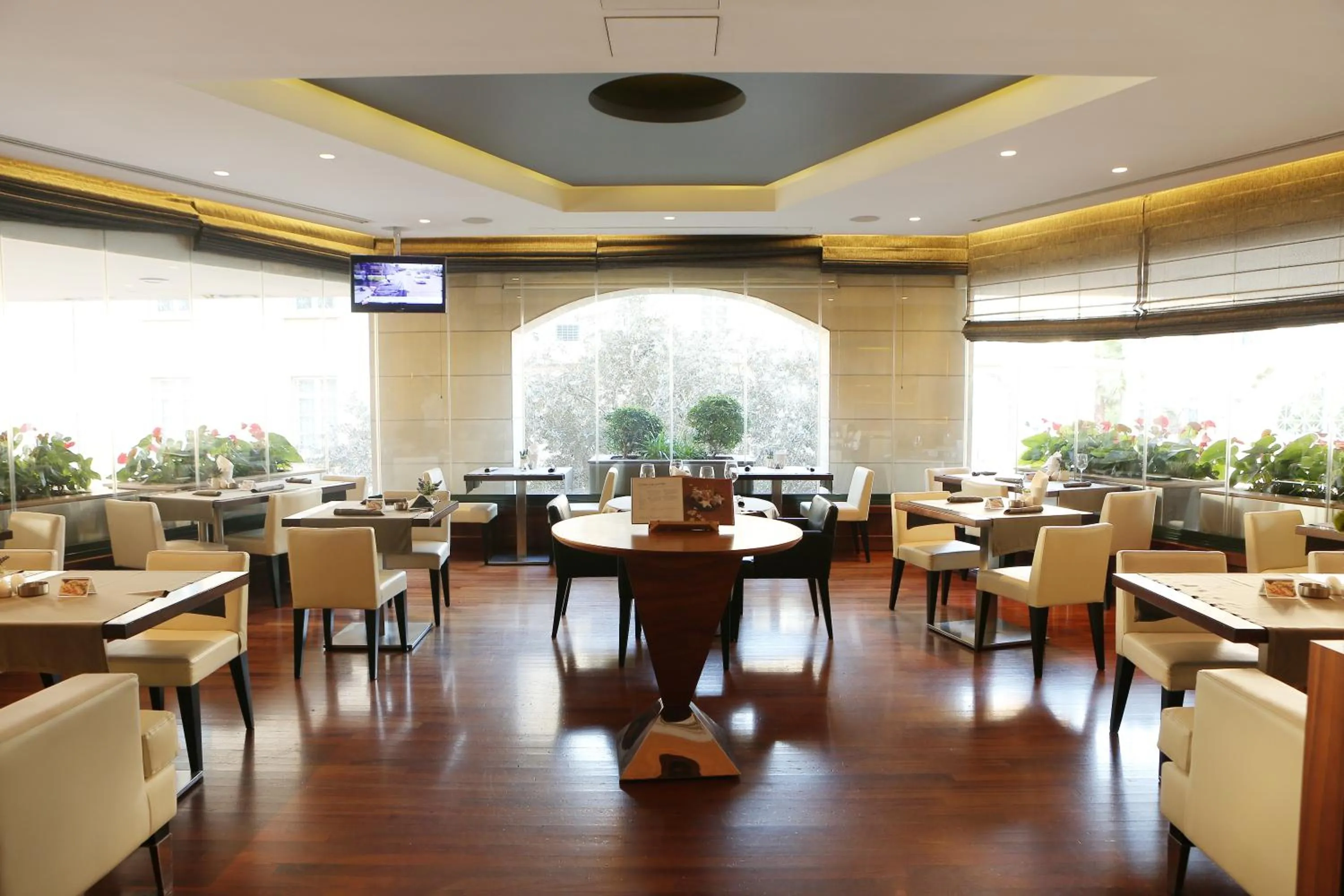 Restaurant/places to eat in ParkTower Suites