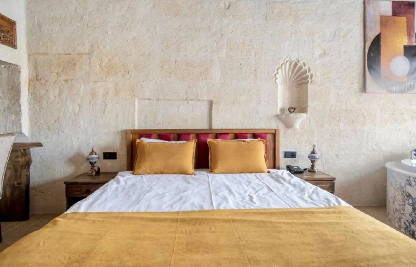 Bed in Uzay Cave Suite Hotel