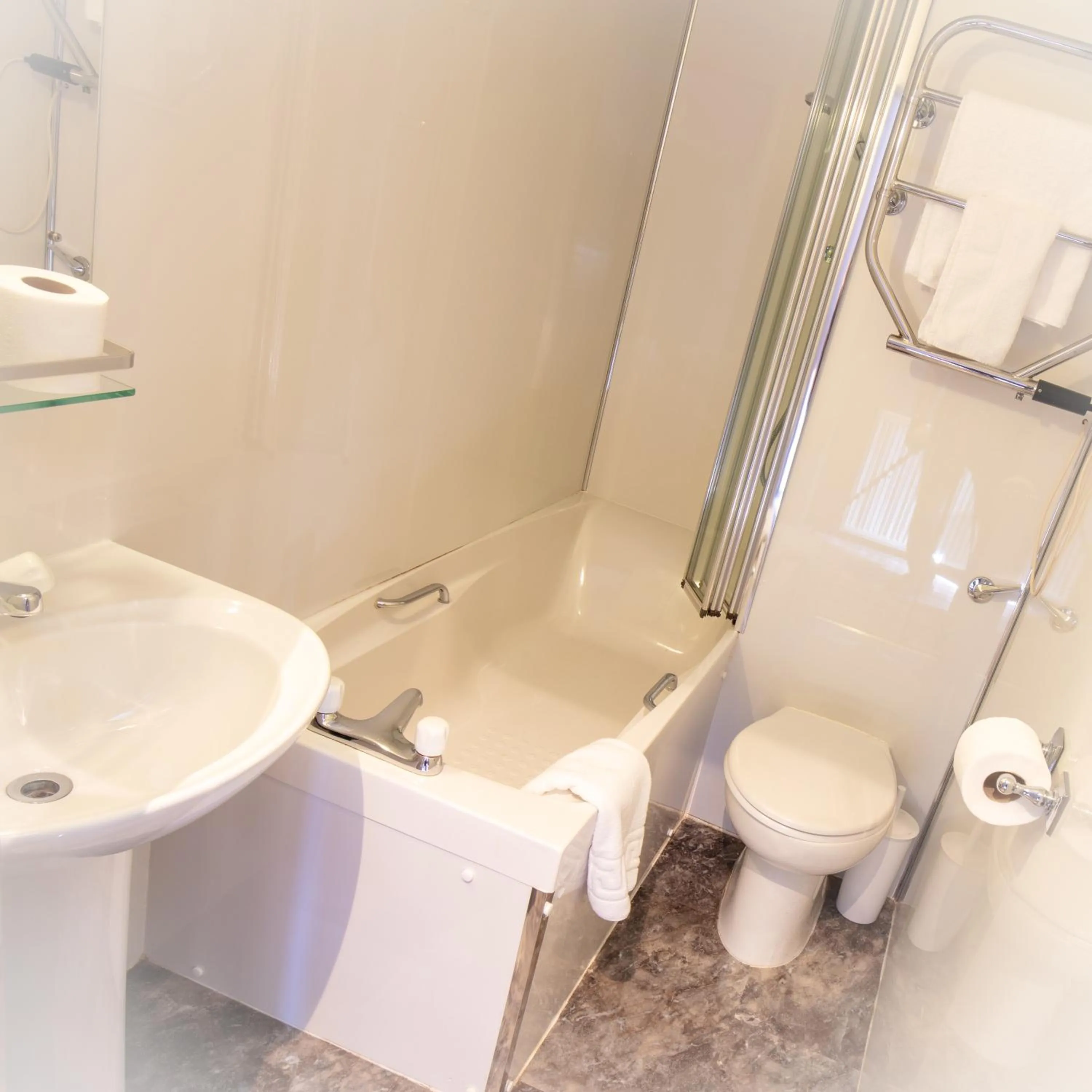 Bathroom in Devoncove Hotel Glasgow