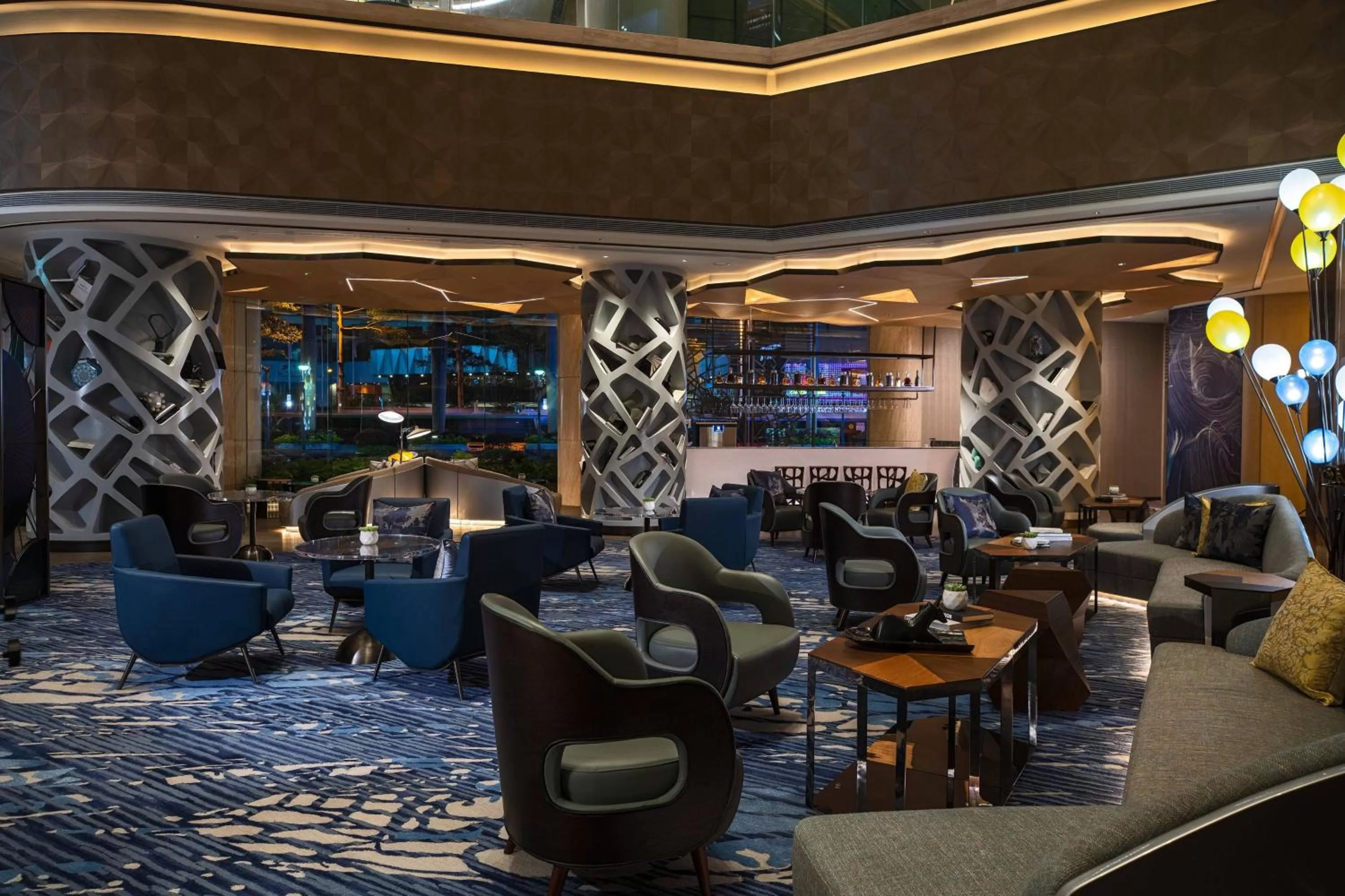 Lounge or bar in Renaissance Shenzhen Luohu Hotel