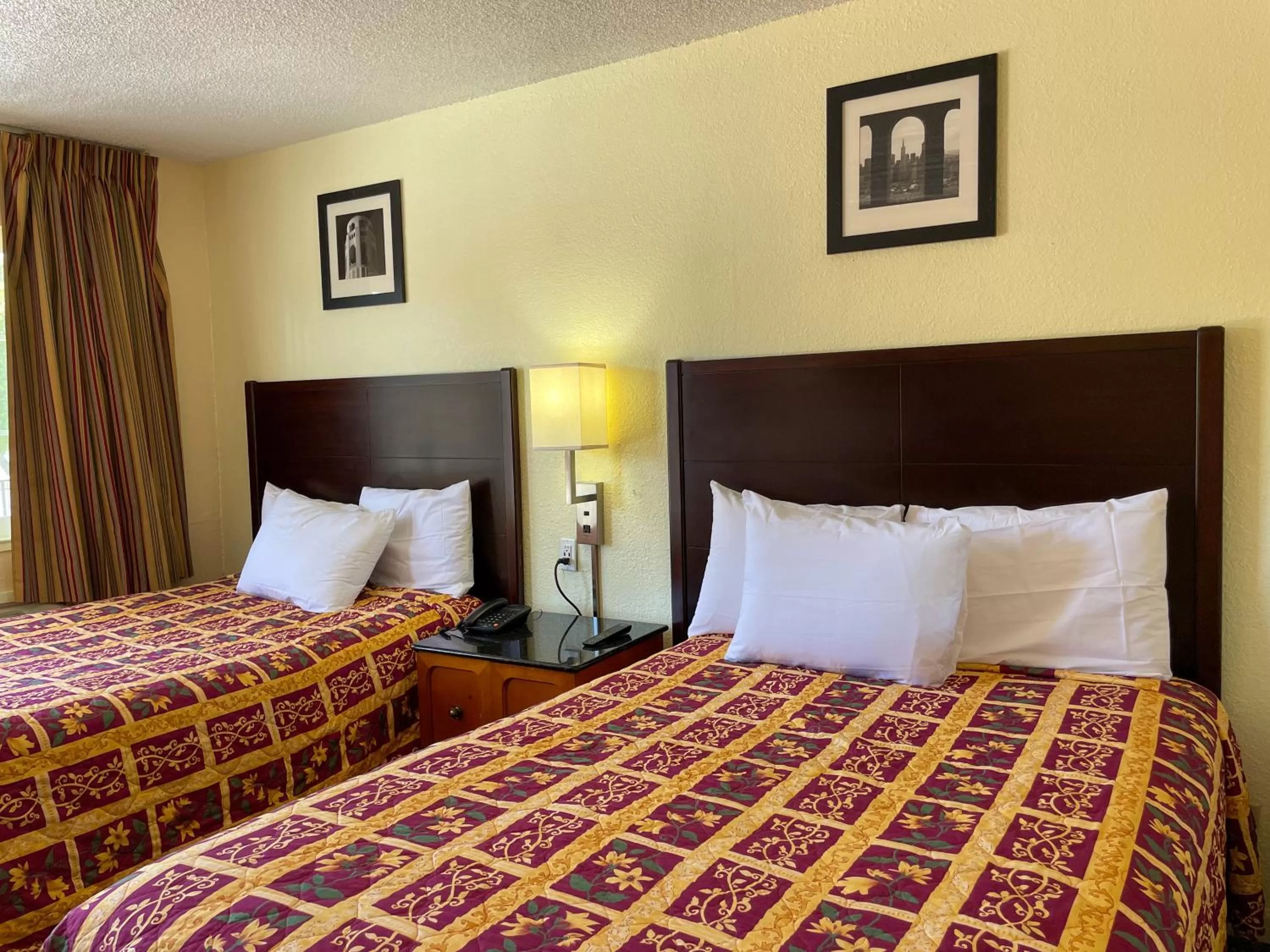 Bed in Motel 7 - Near Six Flags, Vallejo - Napa Valley