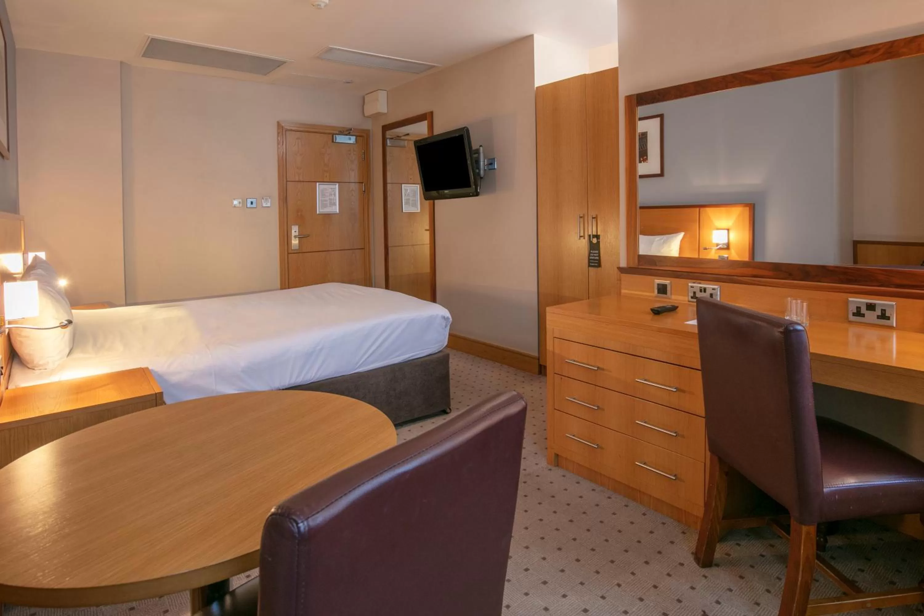 Bedroom, Bed in The Crown London, WorldHotels Distinctive