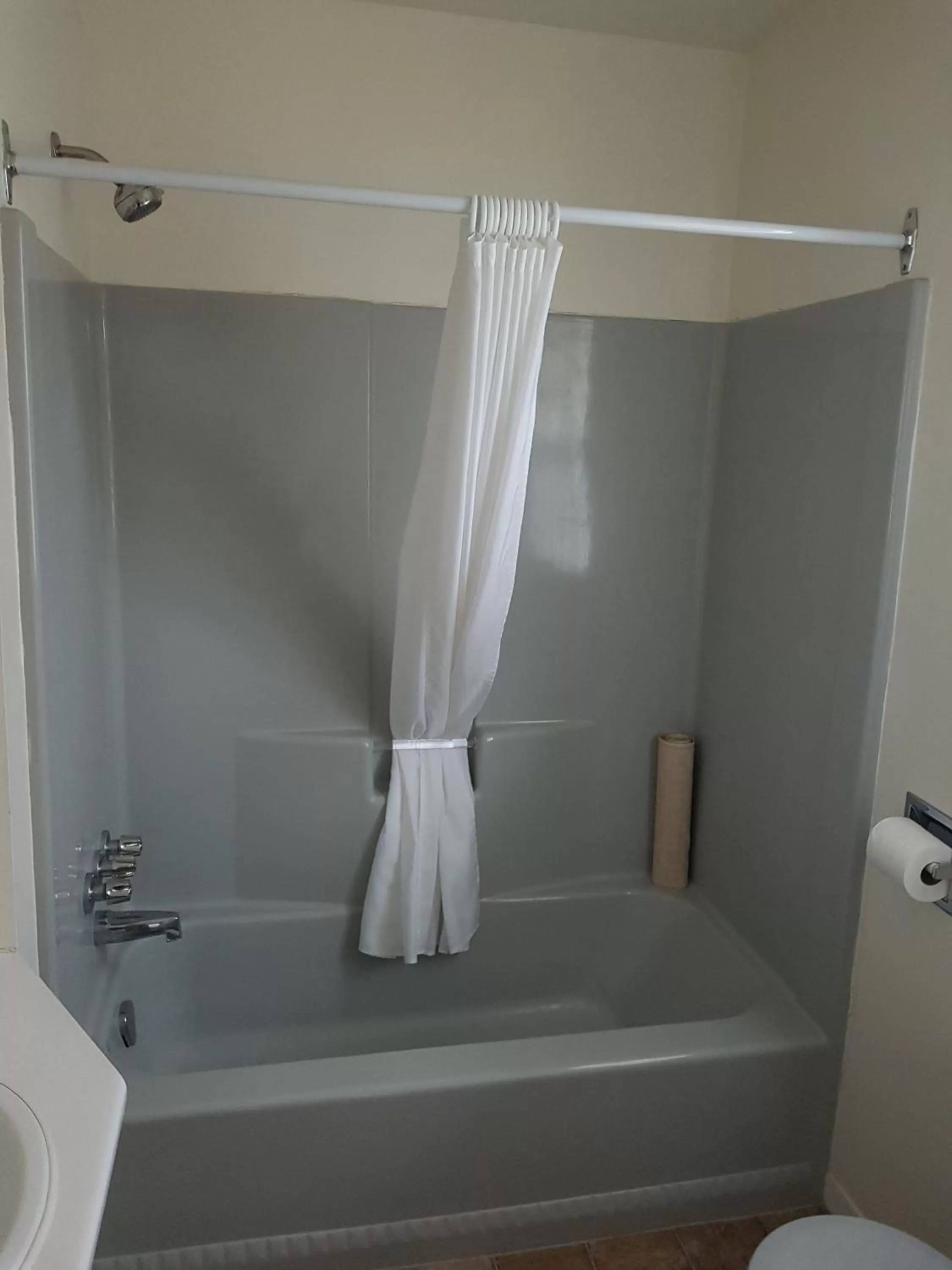 Covered Bridge Inn & Suites