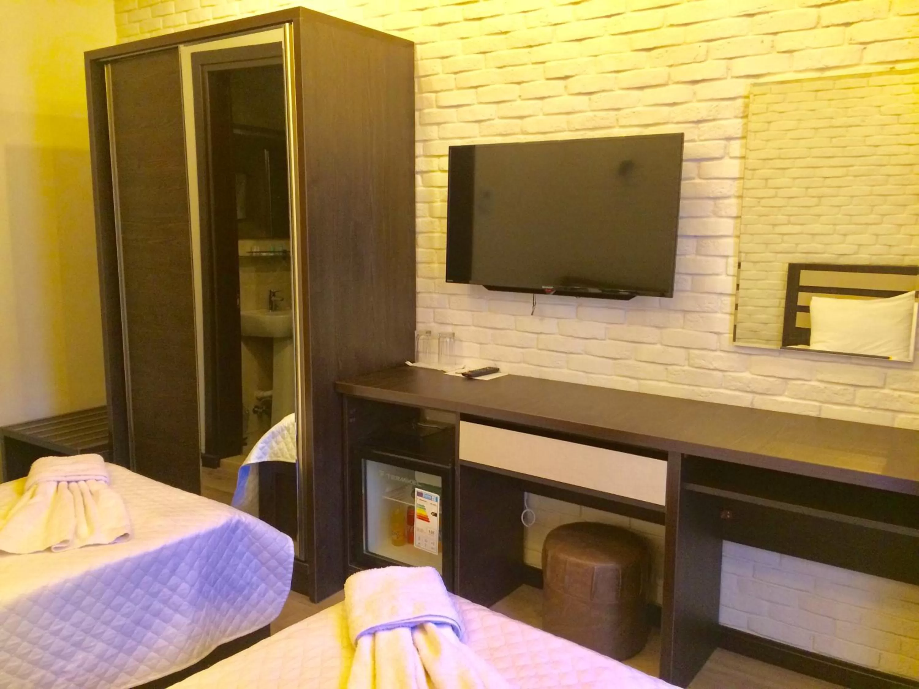 TV/Entertainment Center in Iveria