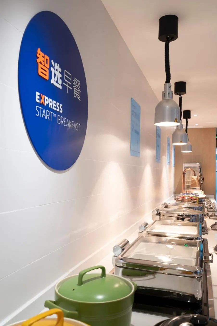 Restaurant/places to eat in Holiday Inn Express Yangjiang City Center by IHG