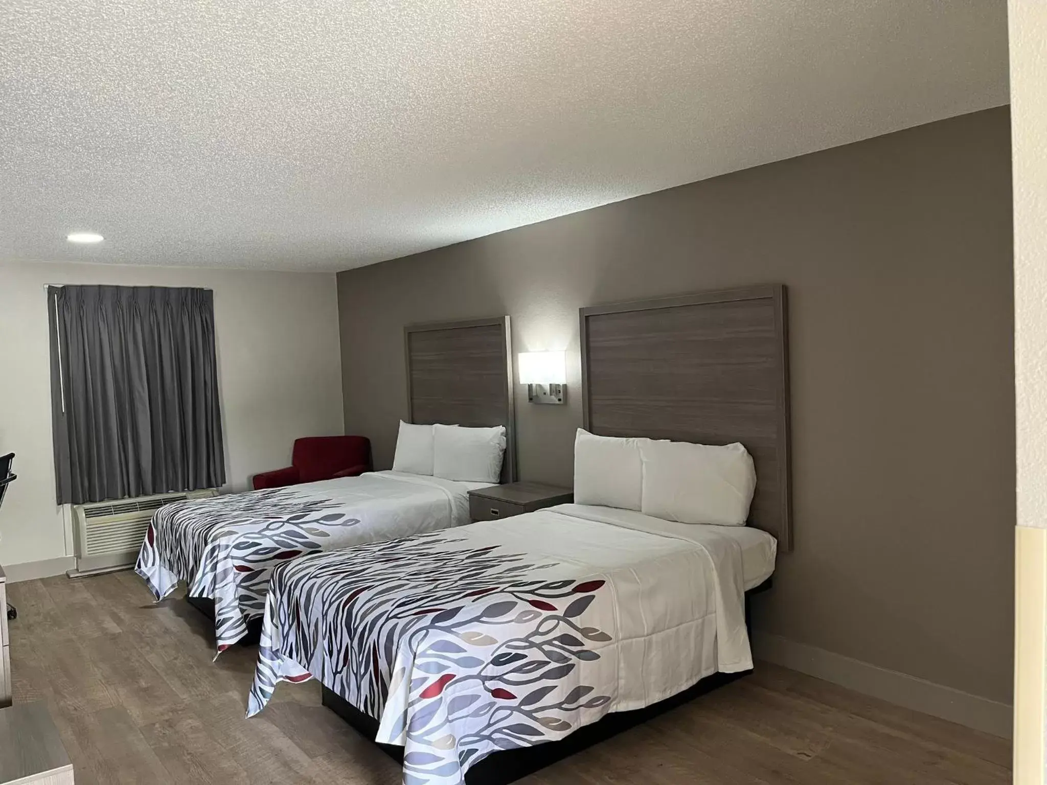 Deluxe Room with Two King Beds Non-Smoking in Red Roof Inn & Suites Newport News Deluxe Room with Two King Beds Non-Smoking in Red Roof Inn & Suites Newport News