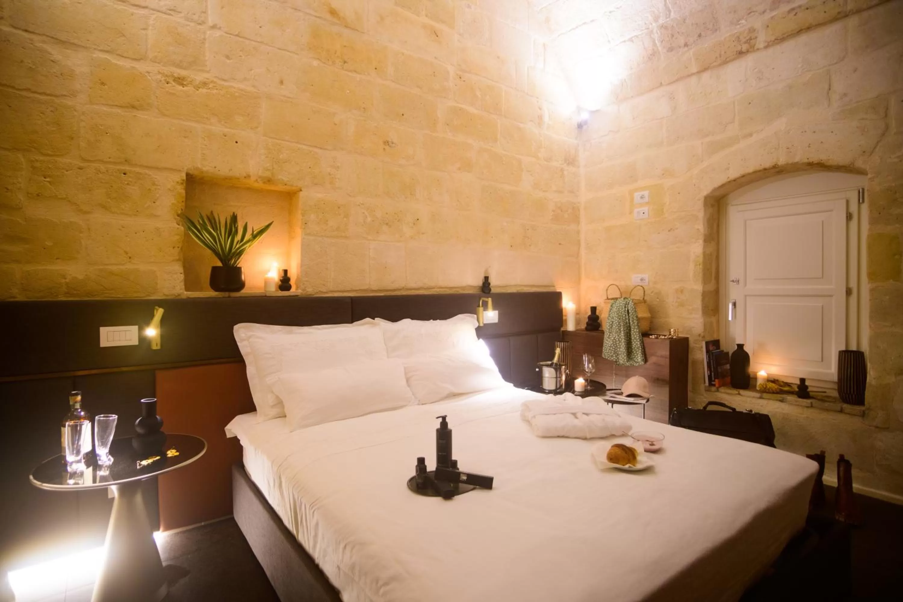 Bed in Le Malve Cave Retreat