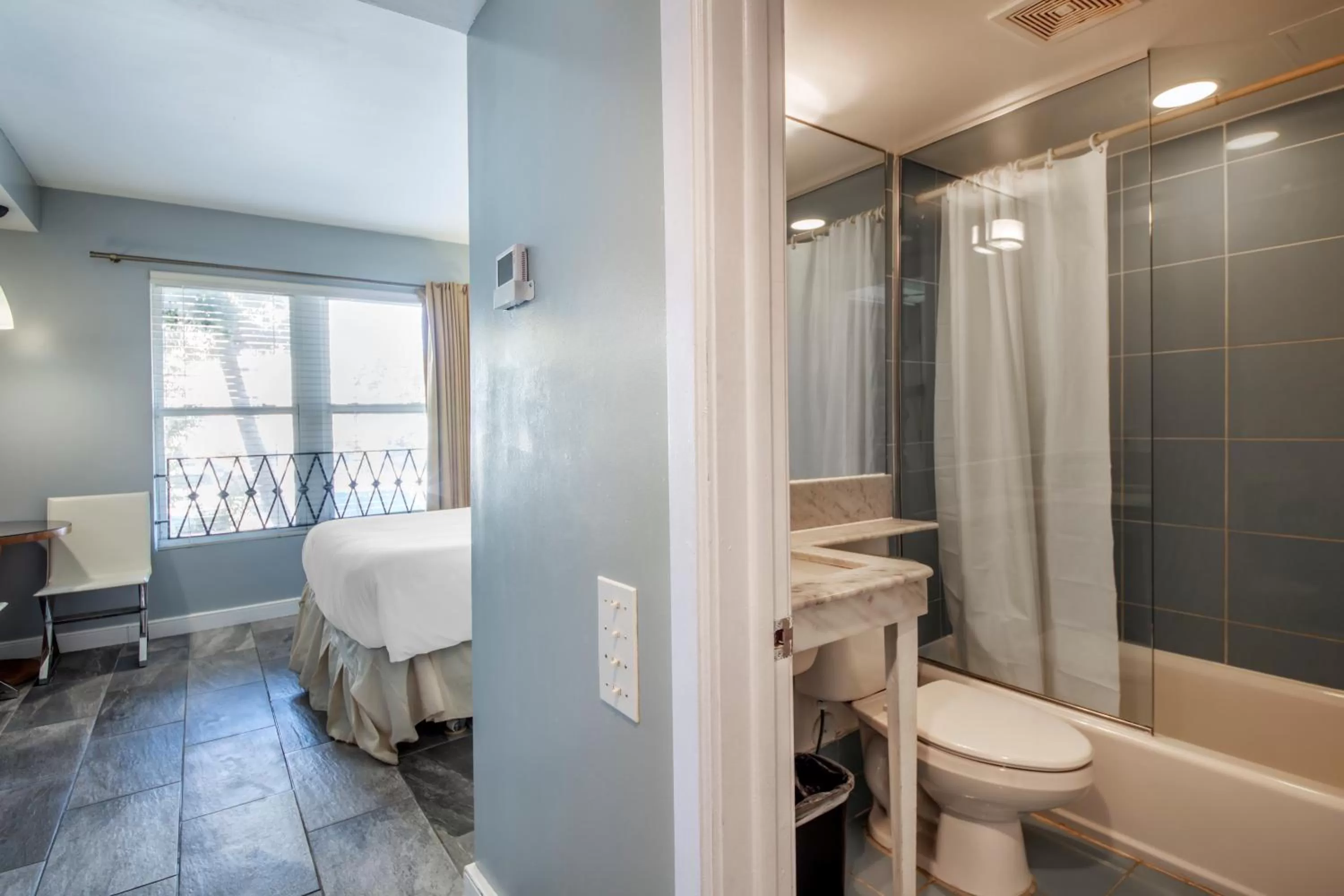 Bedroom, Bathroom in La Flora by LuxUrban