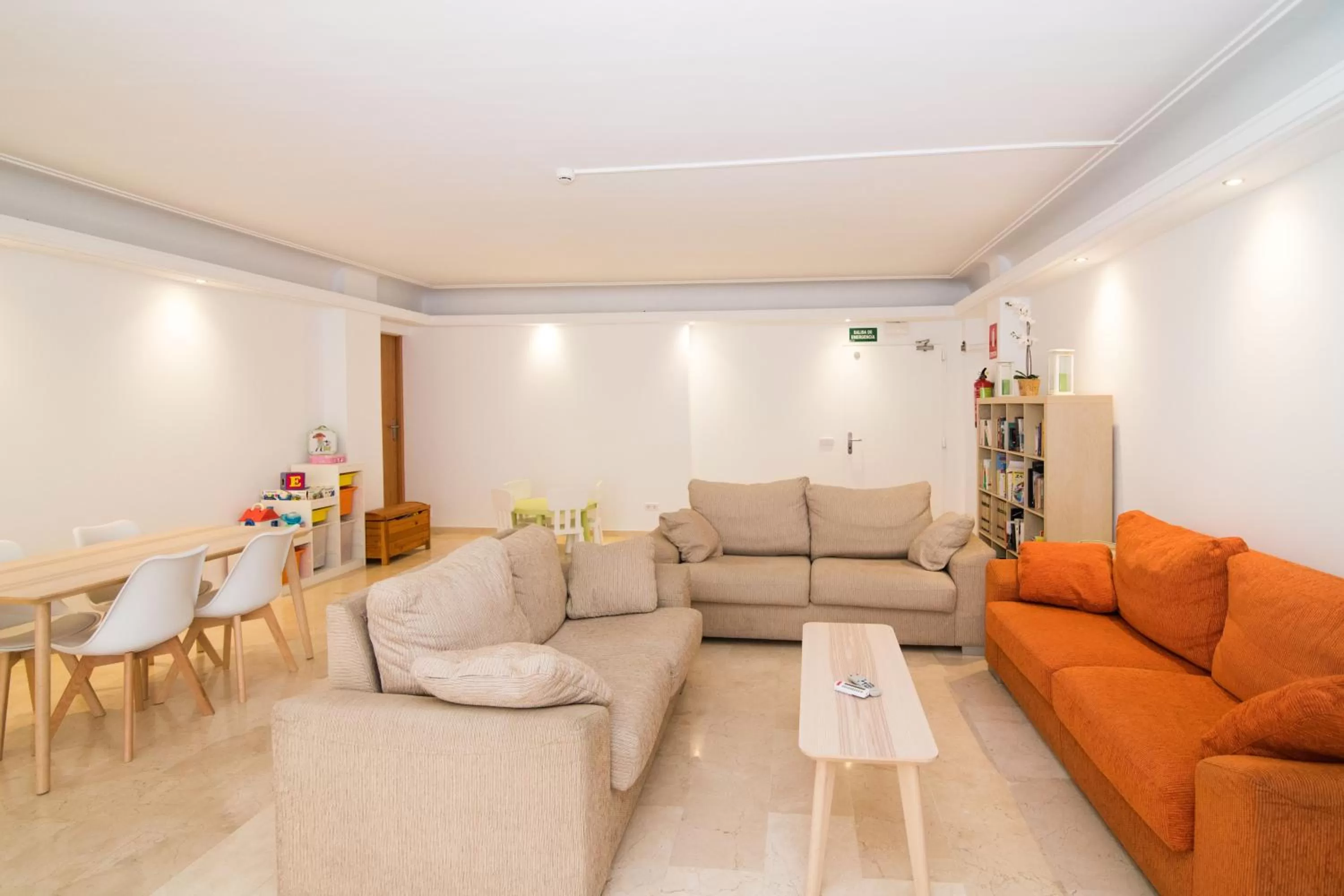 Communal lounge/ TV room in Hotel Abelay