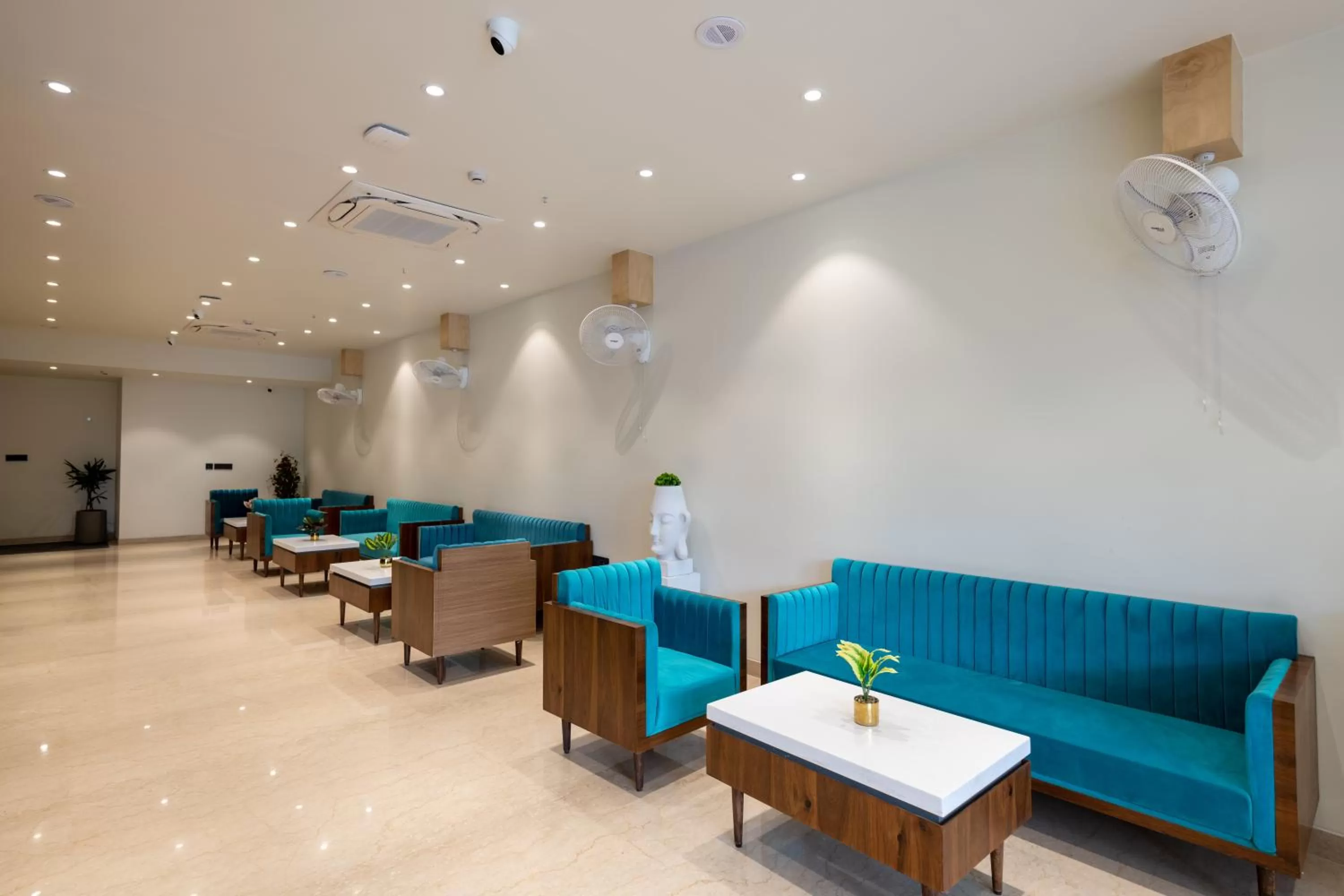 Restaurant/places to eat in Hotel Regal Grand