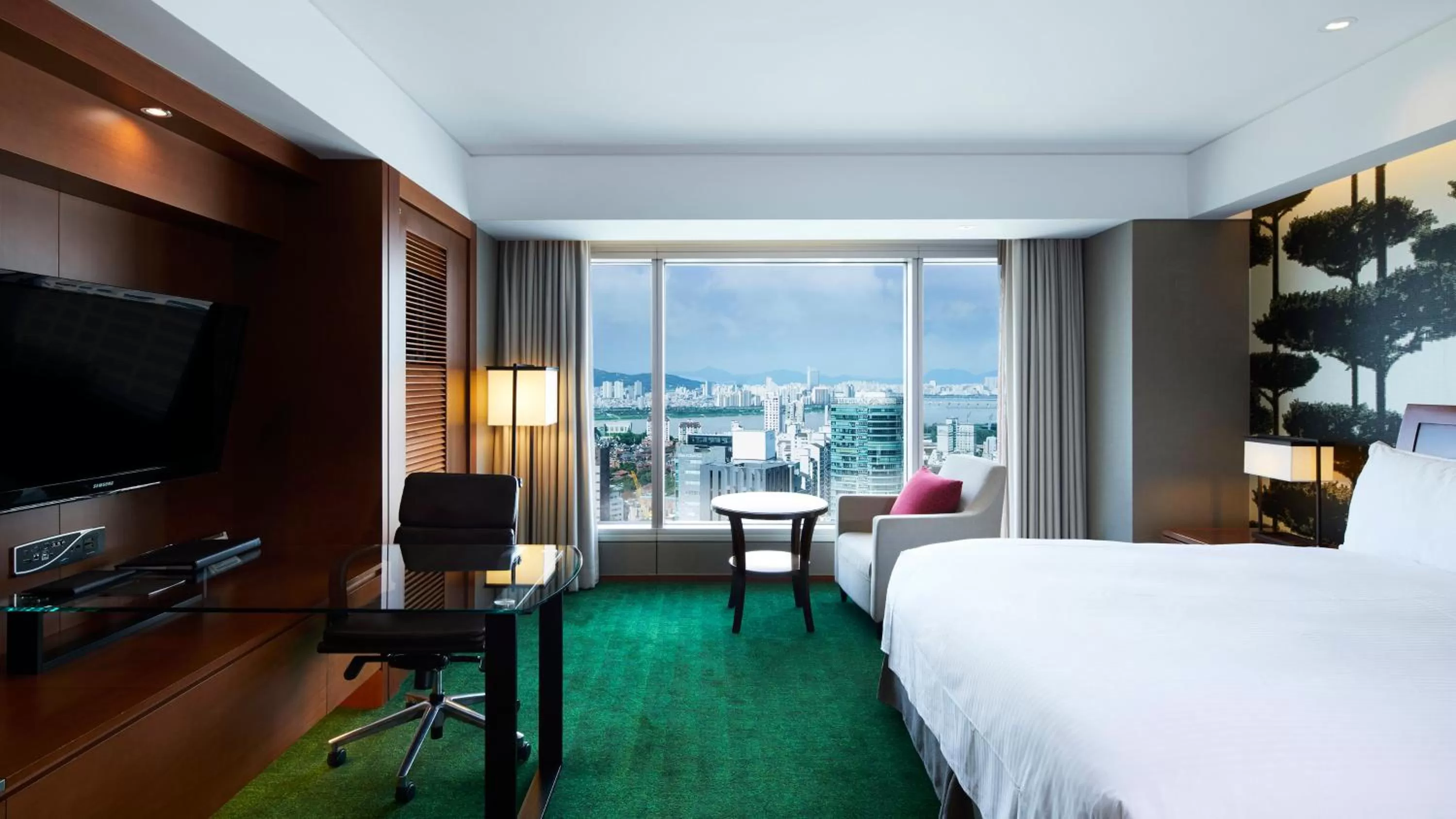 Photo of the whole room, TV/Entertainment Center in InterContinental Seoul COEX, an IHG Hotel