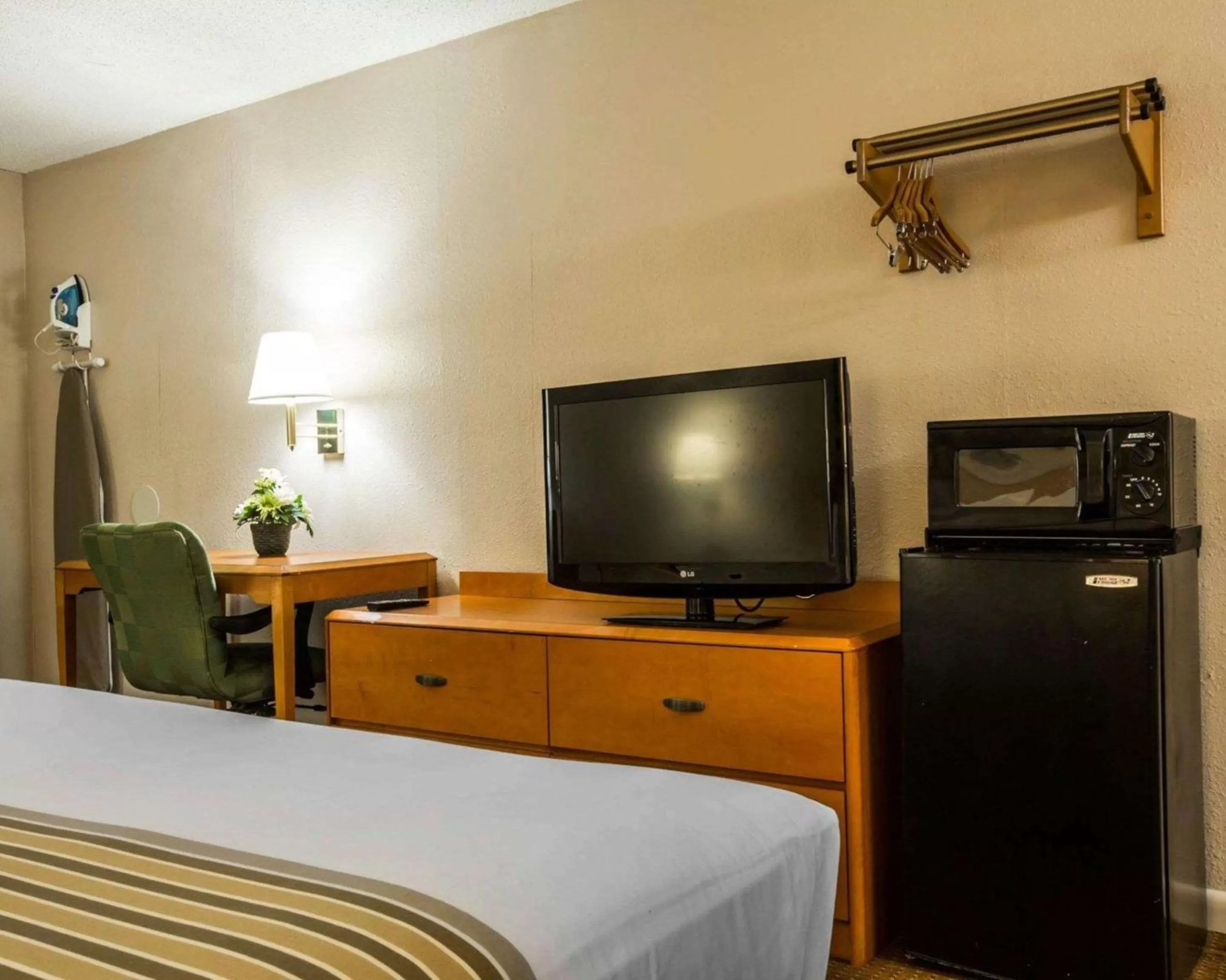 Photo of the whole room, Bed in Econo Lodge Inn & Suites Columbus near Fort Benning