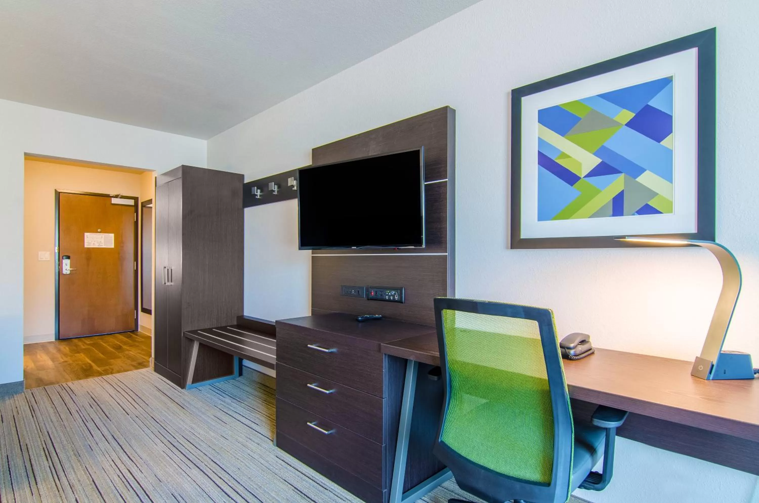 TV and multimedia in Holiday Inn Express & Suites - Atchison by IHG