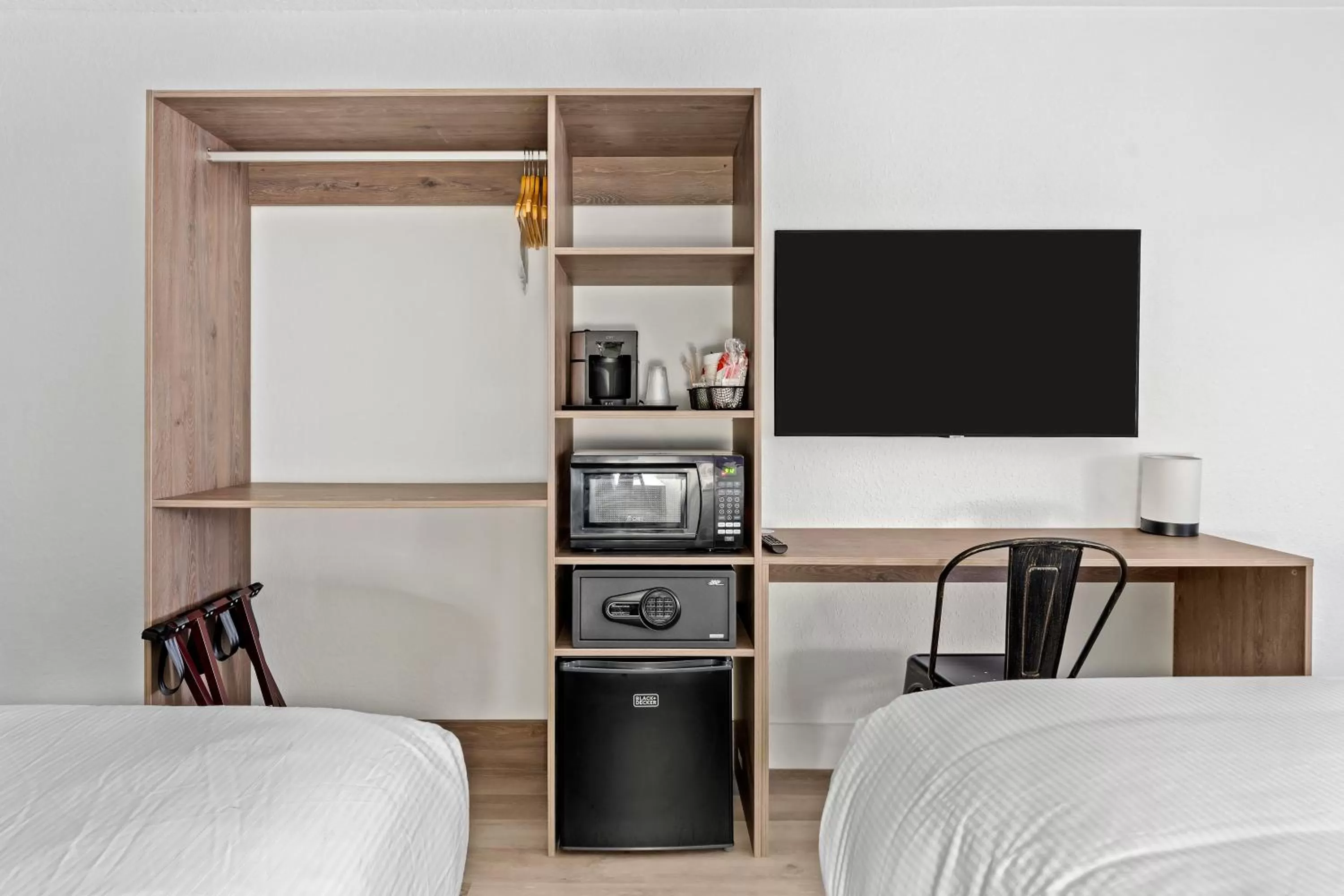 TV and multimedia, Bed in Baymont by Wyndham Jacksonville Airport