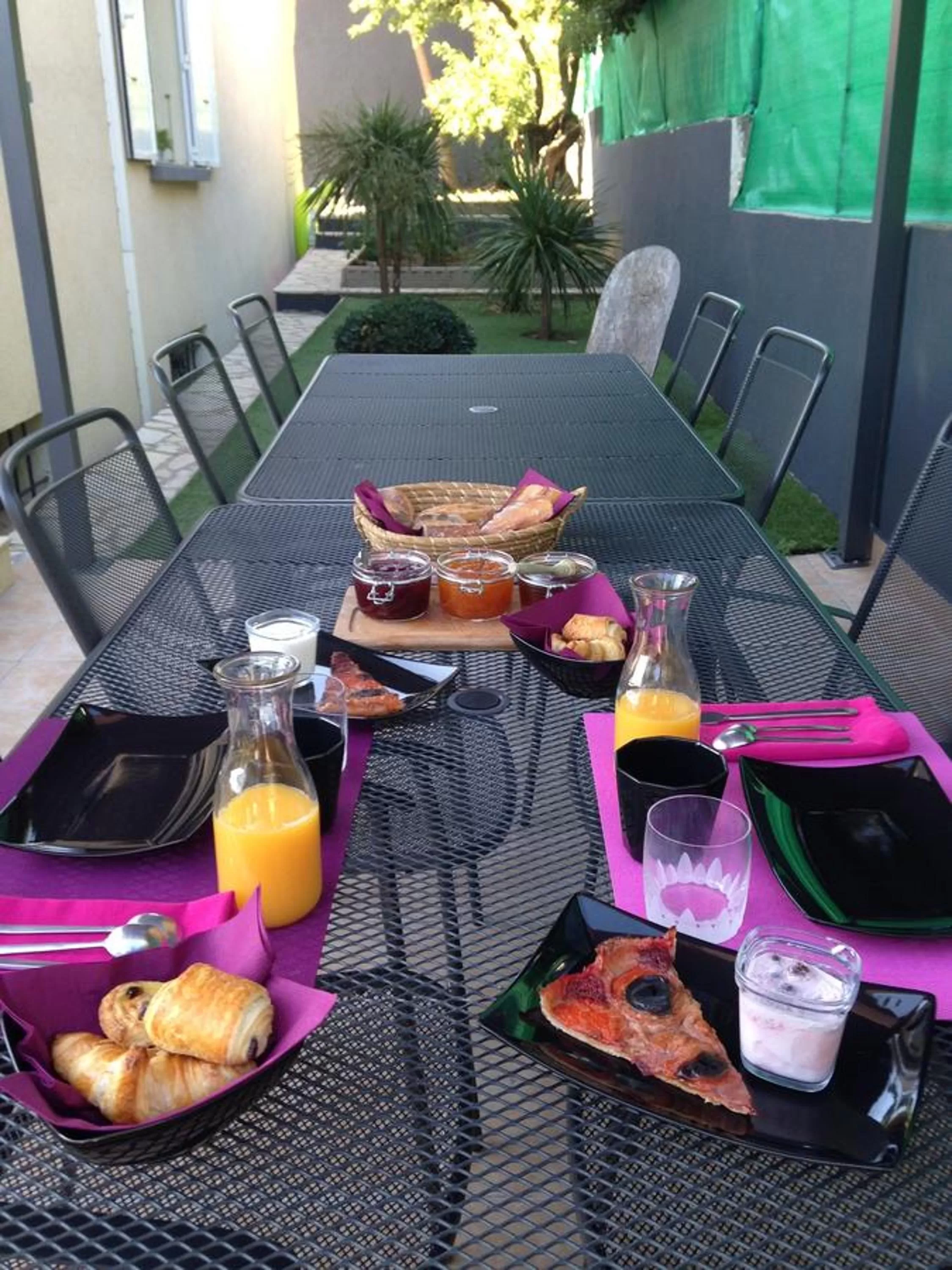Continental breakfast in Les Jardins De Galicia